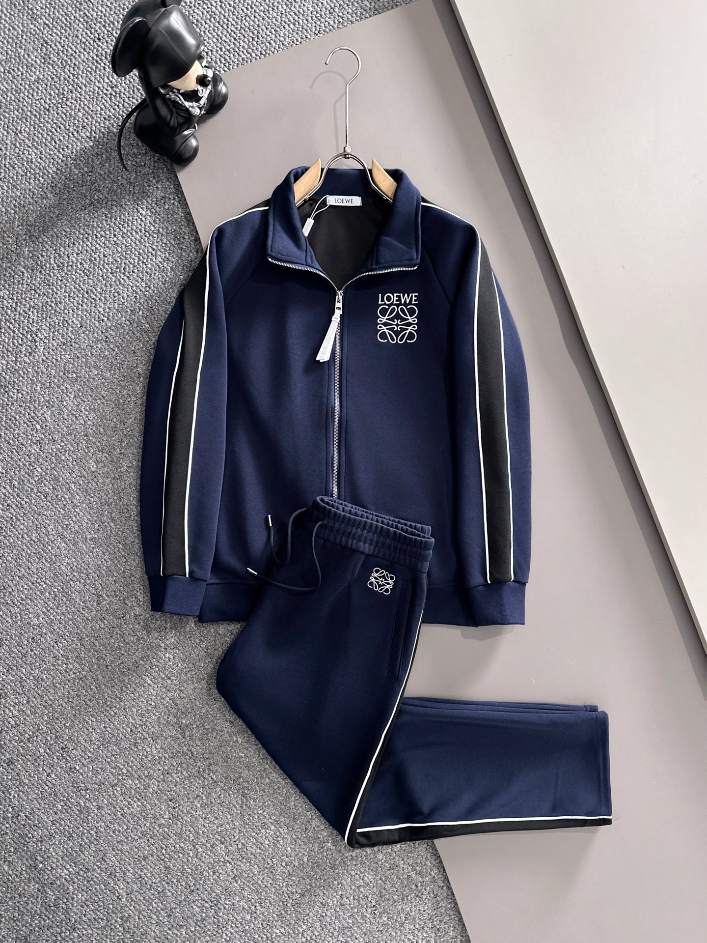 NO:525405,Luo Yiwei casual suit style 2025 autumn and winter style top imported private goods, high-end splicing suit custom hardware to create multi-zipper multi-pocket design set, the counter style is fashionable and luxurious, the quality is unquestionable, the upper body effect is excellent, the same style on the luxury official website, style counter size M-3XL,,loewe,alexander wang19860909罗意威 休闲套装版型 2025秋冬款顶级进口私货,高端拼接套装定制五金打造多拉链多口袋设计套装,专柜款时尚不失奢华 品质毋庸置疑 上身效果超赞,奢华官网同款 款式专柜尺码M-3XL,,loewe,alexander wang,Men's clothing