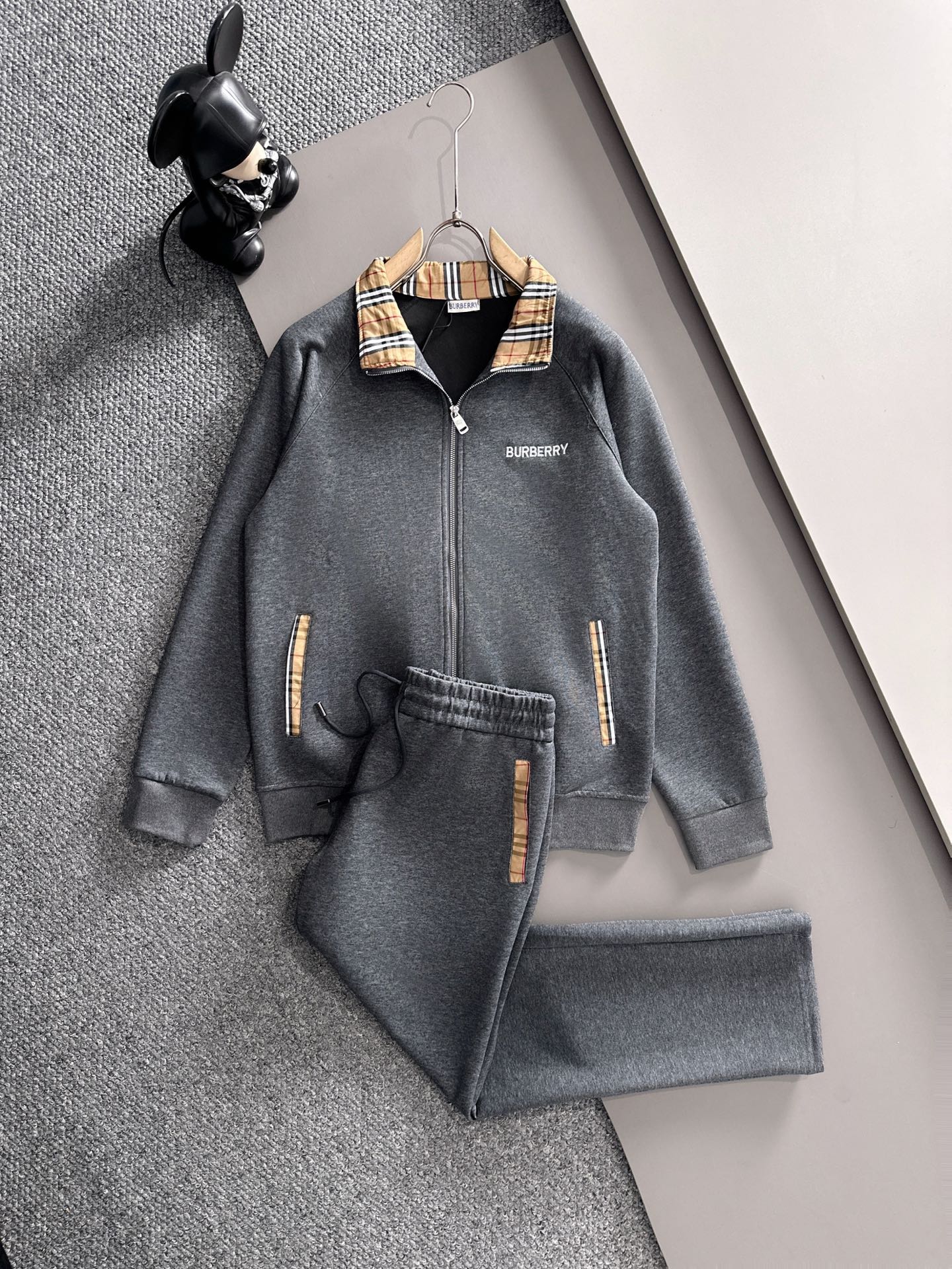 NO:537168,Burberry BBR* Set style Top splicing suit webbing jacquard zipper casual pants, logo embroidered classic black and white webbing fusion versatile counter set, custom fabric top-quality precision made fusion auxiliary materials, classic 3-standard full jacket, trendy men's fashion, both comfortable and unparalleled existence, code number M-3XL, burberry, jackets & coats, alexander wang19860909巴宝莉 BBR* 套装版型 顶级拼接套装织带提花拉链款休闲裤,logo绣花经典黑白织带融合百搭专柜款套装,定制面料顶级精工制做融合辅料打造,经典3标齐全外套,潮男时尚,无论是上身舒适度还是都是无可比拟的存在 码数M-3XL,,burberry,jackets & coats,alexander wang,Men's clothing