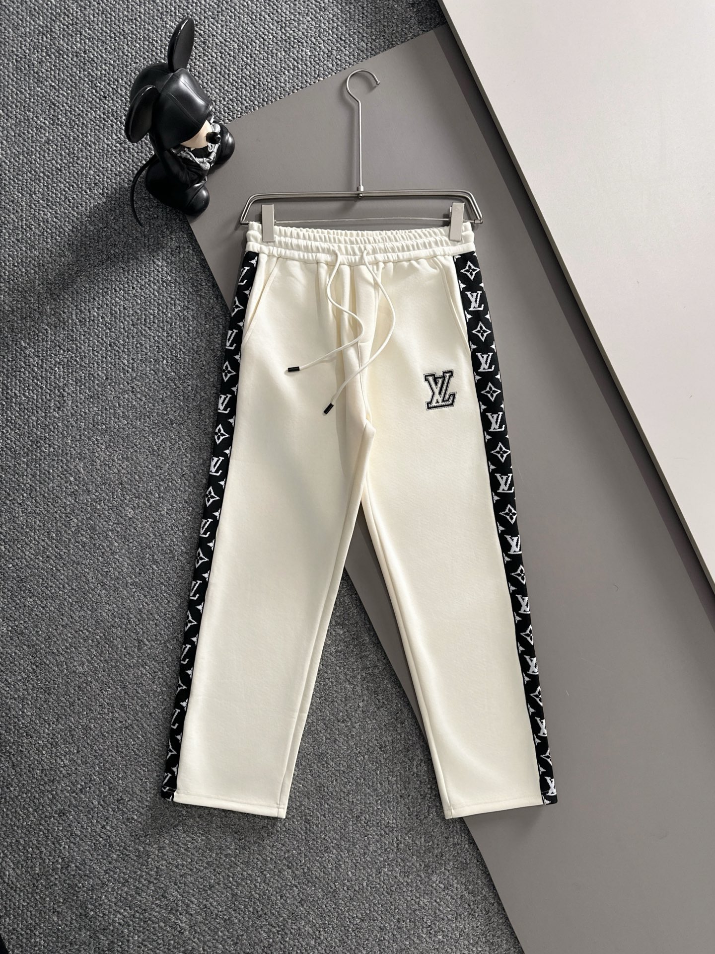NO:537844,LV Louis Vuitton 2025 autumn and winter new casual pants (Jindian three-dimensional embroidery positioning LOGO customized hardware) high-end version, counter custom fabric, high breathability and comfort, impeccable details, brand element design concept, reflecting high quality. It feels delicate and soft!  It is casually cut, with a great upper body style!  Code number M-3XL, louis vuitton,louis vuitton,alexander wang19860909LV 路易威登 2025秋冬新款休闲裤（金典立体刺绣定位LOGO 定制五金）高端版本,专柜定制面料 透气舒适度高,细节无可挑剔,品牌元素设计理念,体现高品质.手感细腻柔软！呈现休闲裁剪,上身版型超赞！ 码数M-3XL,,louis vuitton,louis vuitton,alexander wang,Men's clothing