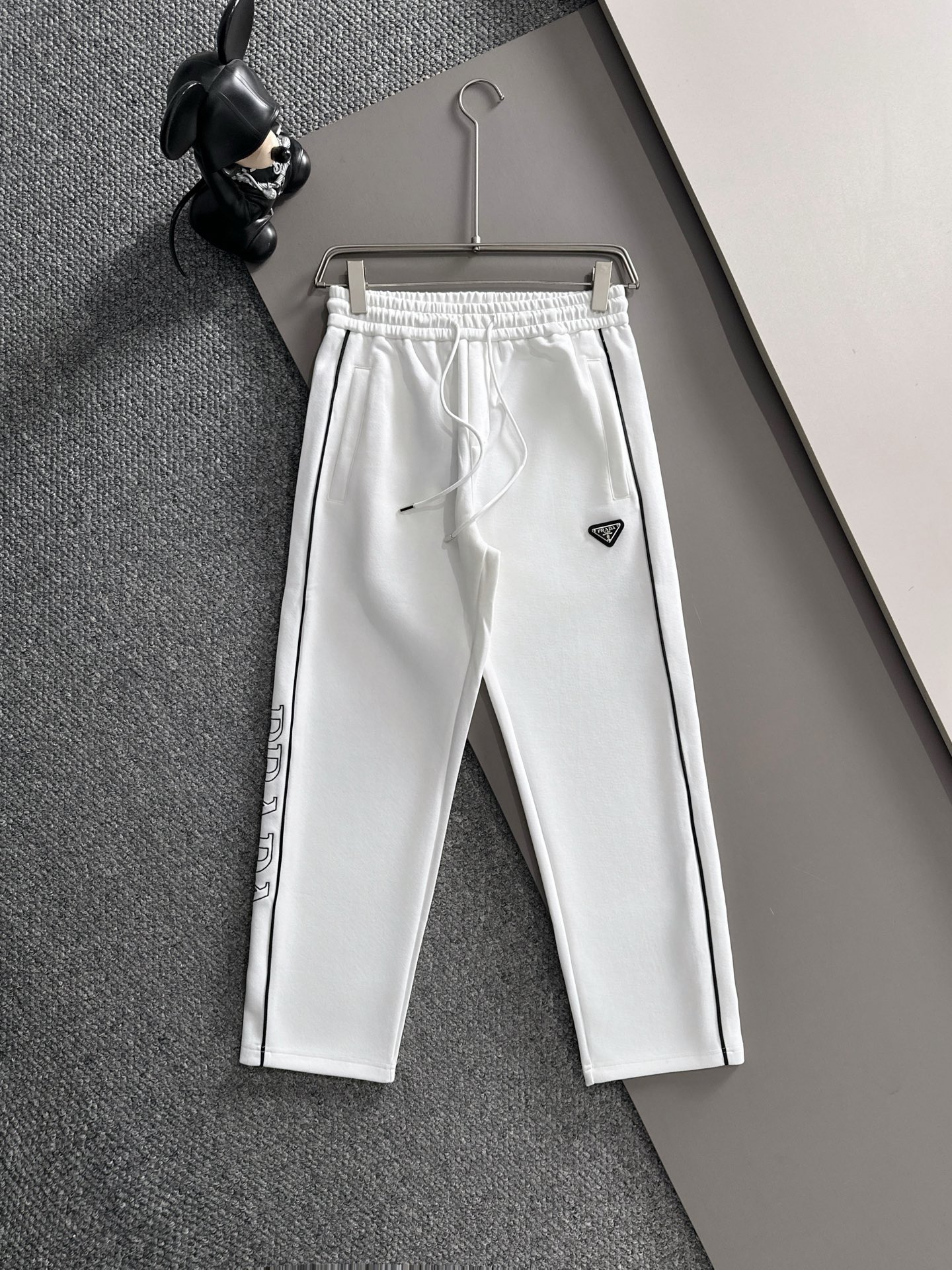 NO:537846,Prada 2025 autumn and winter new casual pants (Jindian three-dimensional embroidery positioning LOGO customized hardware) high-end version, customized counter fabric, breathable and comfortable, impeccable details, brand element design concept, reflecting high quality. It feels delicate and soft!  It is casually cut, with a great upper body style!  Code number M-3XL, prada, prada, alexander wang19860909普拉达 Prada 2025秋冬新款休闲裤（金典立体刺绣定位LOGO 定制五金）高端版本,专柜定制面料 透气舒适度高,细节无可挑剔,品牌元素设计理念,体现高品质.手感细腻柔软！呈现休闲裁剪,上身版型超赞！ 码数M-3XL,,prada,prada,alexander wang,Men's clothing