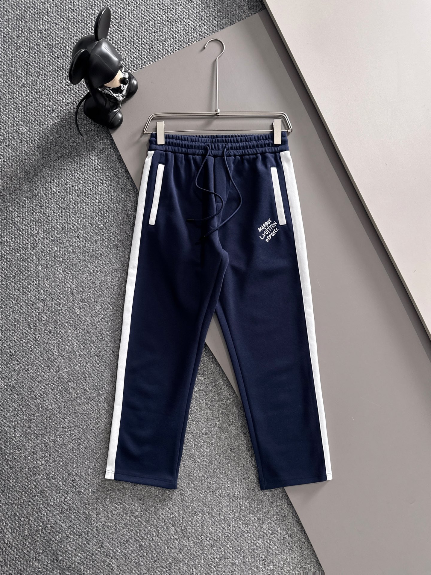 NO:537848,LV Louis Vuitton 2025 autumn and winter new casual pants (Jindian three-dimensional embroidery positioning LOGO customized hardware) high-end version, counter custom fabric, high breathability and comfort, impeccable details, brand element design concept, reflecting high quality. It feels delicate and soft!  It is casually cut, with a great upper body style!  Code number M-3XL, louis vuitton,louis vuitton,alexander wang19860909LV 路易威登 2025秋冬新款休闲裤（金典立体刺绣定位LOGO 定制五金）高端版本,专柜定制面料 透气舒适度高,细节无可挑剔,品牌元素设计理念,体现高品质.手感细腻柔软！呈现休闲裁剪,上身版型超赞！ 码数M-3XL,,louis vuitton,louis vuitton,alexander wang,Men's clothing