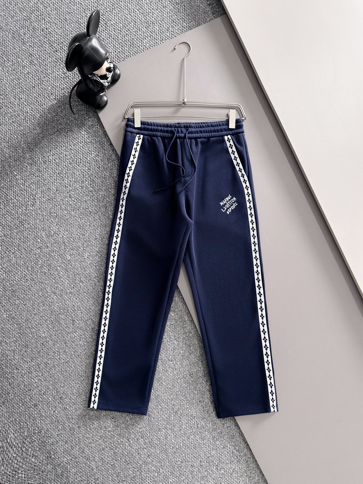 NO:537852,LV Louis Vuitton 2025 autumn and winter new casual pants (Jindian three-dimensional embroidery positioning LOGO customized hardware) high-end version, counter custom fabric, high breathability and comfort, impeccable details, brand element design concept, reflecting high quality. It feels delicate and soft!  It is casually cut, with a great upper body style!  Code number M-3XL, louis vuitton,louis vuitton,alexander wang19860909LV 路易威登 2025秋冬新款休闲裤（金典立体刺绣定位LOGO 定制五金）高端版本,专柜定制面料 透气舒适度高,细节无可挑剔,品牌元素设计理念,体现高品质.手感细腻柔软！呈现休闲裁剪,上身版型超赞！ 码数M-3XL,,louis vuitton,louis vuitton,alexander wang,Men's clothing