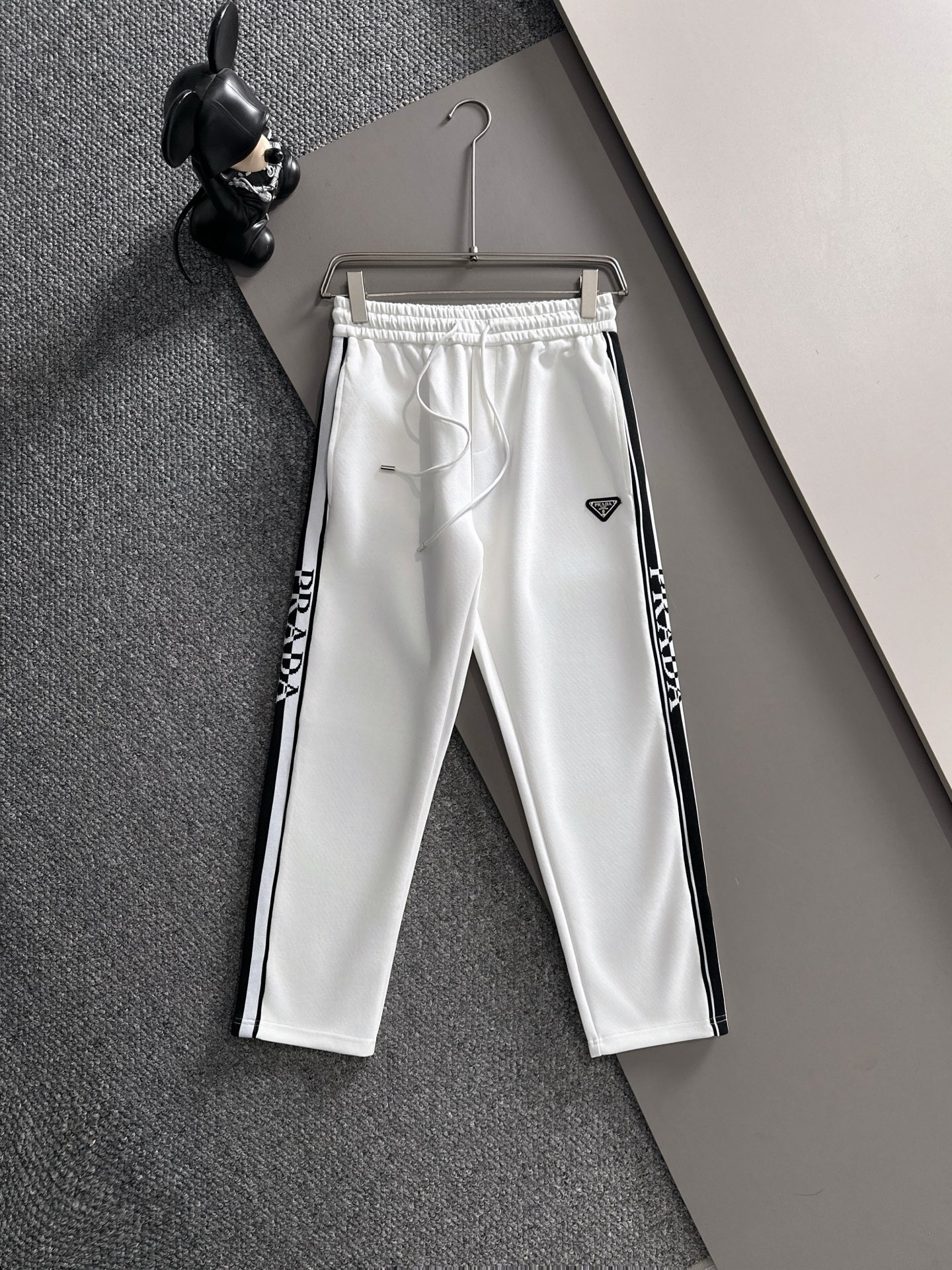 NO:537854,Prada 2025 autumn and winter new casual pants (Jindian three-dimensional embroidery positioning LOGO customized hardware) high-end version, customized counter fabric, breathable and comfortable, impeccable details, brand element design concept, reflecting high quality. It feels delicate and soft!  It is casually cut, with a great upper body style!  Code number M-3XL, prada, prada, alexander wang19860909普拉达 Prada 2025秋冬新款休闲裤（金典立体刺绣定位LOGO 定制五金）高端版本,专柜定制面料 透气舒适度高,细节无可挑剔,品牌元素设计理念,体现高品质.手感细腻柔软！呈现休闲裁剪,上身版型超赞！ 码数M-3XL,,prada,prada,alexander wang,Men's clothing