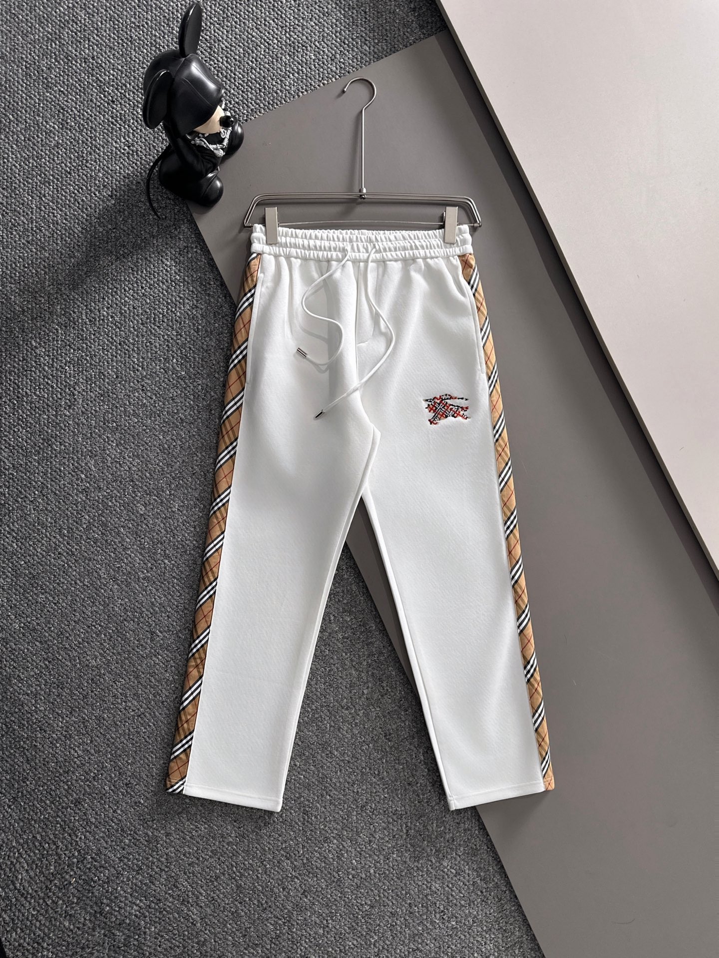 NO:537850,Burberry BBR 2025 autumn and winter new casual pants (Jindian three-dimensional embroidery positioning LOGO customized hardware) high-end version, customized counter fabric, breathable and comfortable, impeccable details, brand element design concept, reflecting high quality. It feels delicate and soft!  It is casually cut, with a great upper body style!  Code number M-3XL, burberry, alexander wang19860909巴宝莉 BBR 2025秋冬新款休闲裤（金典立体刺绣定位LOGO 定制五金）高端版本,专柜定制面料 透气舒适度高,细节无可挑剔,品牌元素设计理念,体现高品质.手感细腻柔软！呈现休闲裁剪,上身版型超赞！ 码数M-3XL,,burberry,alexander wang,Men's clothing