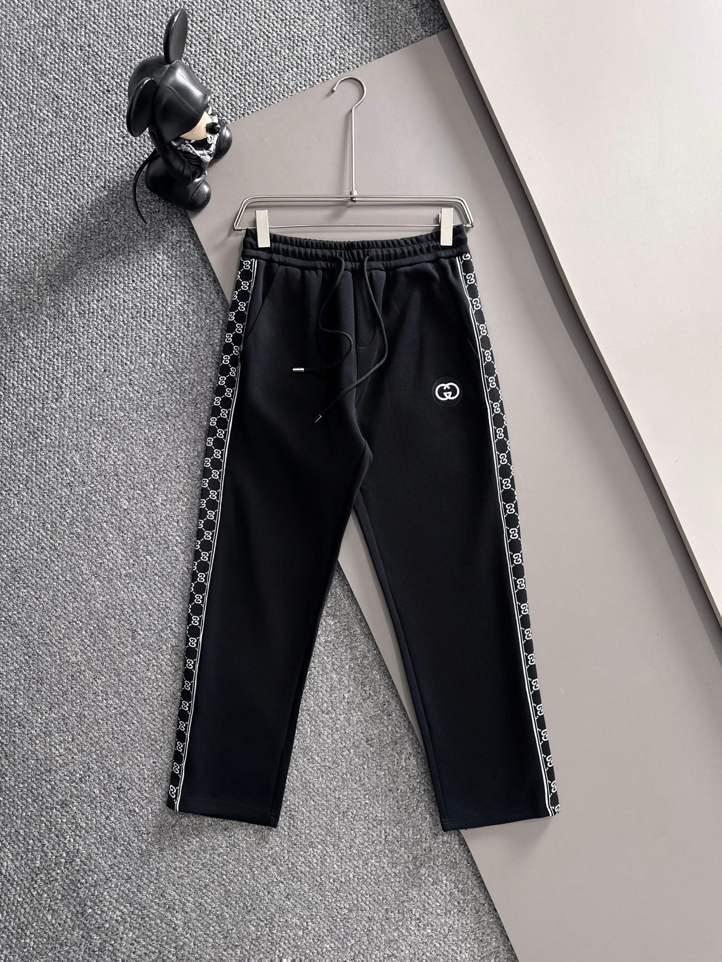 NO:537839,Gucci 2025 autumn and winter new casual pants (Jindian three-dimensional embroidery positioning LOGO customized hardware) high-end version, customized counter fabric, breathable and comfortable, impeccable details, brand element design concept, reflecting high quality. It feels delicate and soft!  It is casually cut, with a great upper body style!  Code number M-3XL, gucci, gucci, alexander wang19860909古驰 Gucci 2025秋冬新款休闲裤（金典立体刺绣定位LOGO 定制五金）高端版本,专柜定制面料 透气舒适度高,细节无可挑剔,品牌元素设计理念,体现高品质.手感细腻柔软！呈现休闲裁剪,上身版型超赞！ 码数M-3XL,,gucci,gucci,alexander wang,Men's clothing