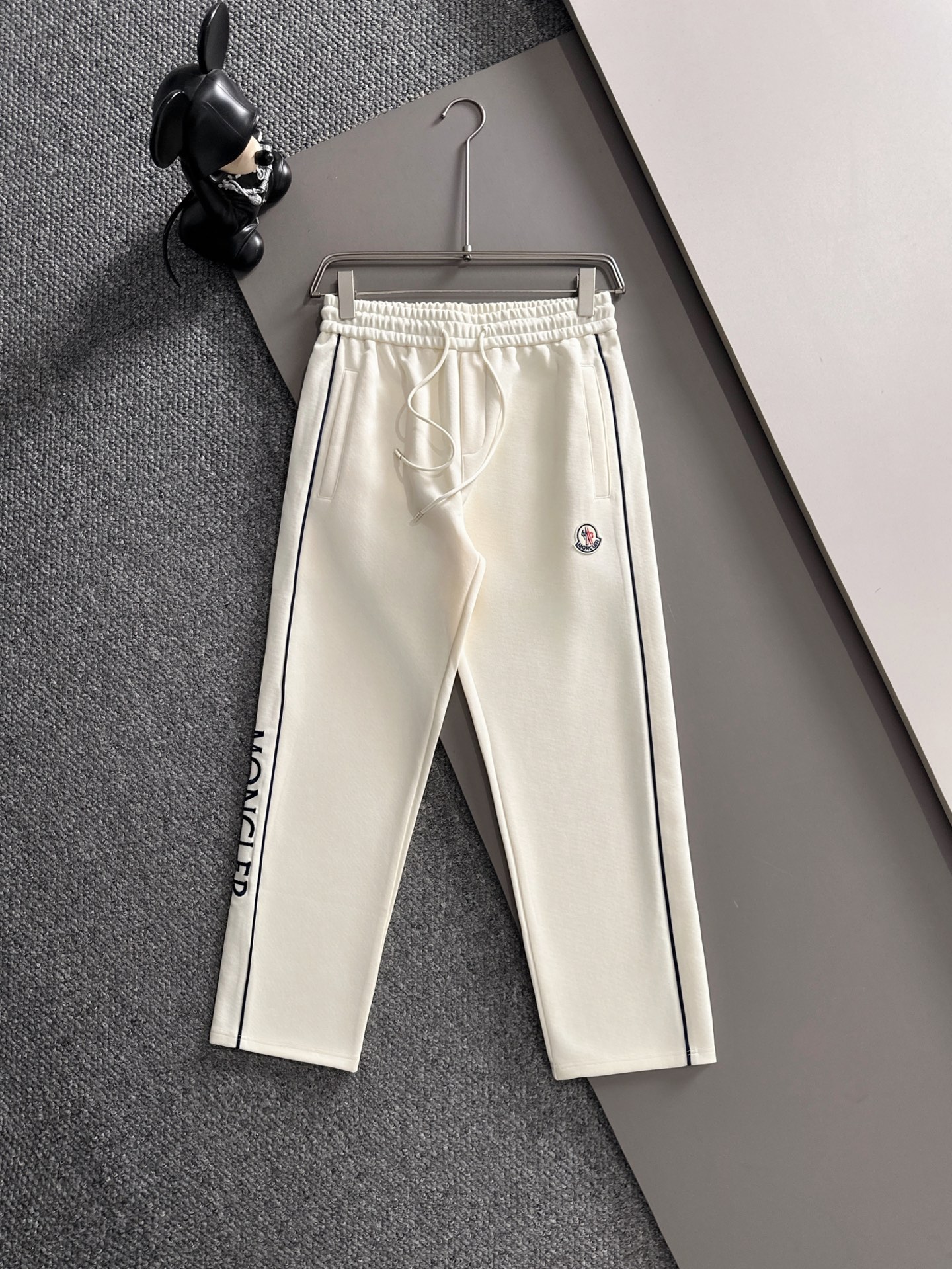 NO:537841,Moncler 2025 autumn and winter new casual pants (Jindian three-dimensional embroidery positioning LOGO customized hardware) high-end version, counter custom fabric, high breathability and comfort, impeccable details, brand element design concept, reflecting high quality. It feels delicate and soft!  It is casually cut, with a great upper body style!  Code number M-3XL, Moncler, alexander wang19860909蒙口 Moncler 2025秋冬新款休闲裤（金典立体刺绣定位LOGO 定制五金）高端版本,专柜定制面料 透气舒适度高,细节无可挑剔,品牌元素设计理念,体现高品质.手感细腻柔软！呈现休闲裁剪,上身版型超赞！ 码数M-3XL,,Moncler,alexander wang,Men's clothing
