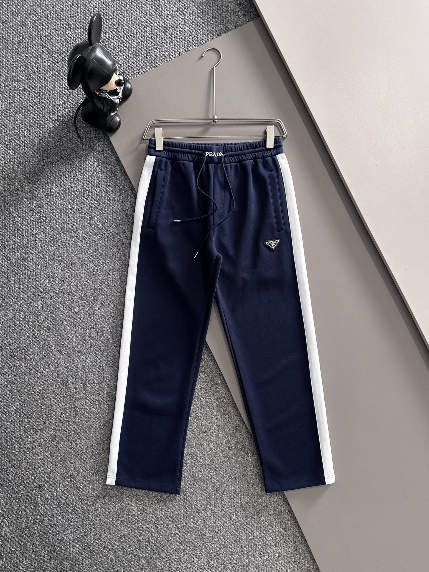 NO:537843,Prada 2025 autumn and winter new casual pants (Jindian three-dimensional embroidery positioning LOGO customized hardware) high-end version, customized counter fabric, breathable and comfortable, impeccable details, brand element design concept, reflecting high quality. It feels delicate and soft!  It is casually cut, with a great upper body style!  Code number M-3XL, prada, prada, alexander wang19860909普拉达 Prada 2025秋冬新款休闲裤（金典立体刺绣定位LOGO 定制五金）高端版本,专柜定制面料 透气舒适度高,细节无可挑剔,品牌元素设计理念,体现高品质.手感细腻柔软！呈现休闲裁剪,上身版型超赞！ 码数M-3XL,,prada,prada,alexander wang,Men's clothing