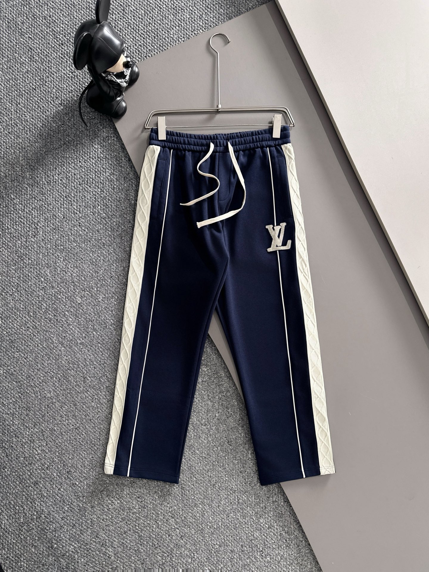 NO:537856,LV Louis Vuitton 2025 autumn and winter new casual pants (Jindian three-dimensional embroidery positioning LOGO customized hardware) high-end version, counter custom fabric, high breathability and comfort, impeccable details, brand element design concept, reflecting high quality. It feels delicate and soft!  It is casually cut, with a great upper body style!  Code number M-3XL, louis vuitton,louis vuitton,alexander wang19860909LV 路易威登 2025秋冬新款休闲裤（金典立体刺绣定位LOGO 定制五金）高端版本,专柜定制面料 透气舒适度高,细节无可挑剔,品牌元素设计理念,体现高品质.手感细腻柔软！呈现休闲裁剪,上身版型超赞！ 码数M-3XL,,louis vuitton,louis vuitton,alexander wang,Men's clothing