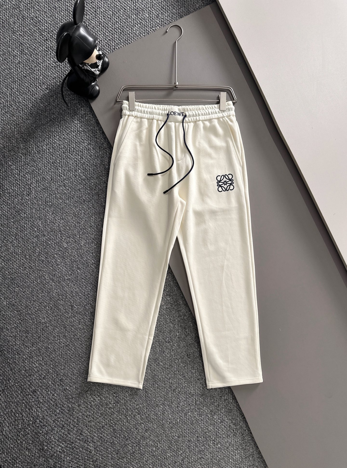 NO:537845,Loewe 2025 autumn and winter new casual pants (Jindian three-dimensional embroidery positioning LOGO customized hardware) high-end version, customized counter fabric, breathable and comfortable, impeccable details, brand element design concept, reflecting high quality. It feels delicate and soft!  It is casually cut, with a great upper body style!  Code number M-3XL, loewe, loewe, alexander wang19860909罗意威 Loewe 2025秋冬新款休闲裤（金典立体刺绣定位LOGO 定制五金）高端版本,专柜定制面料 透气舒适度高,细节无可挑剔,品牌元素设计理念,体现高品质.手感细腻柔软！呈现休闲裁剪,上身版型超赞！ 码数M-3XL,,loewe,loewe,alexander wang,Men's clothing