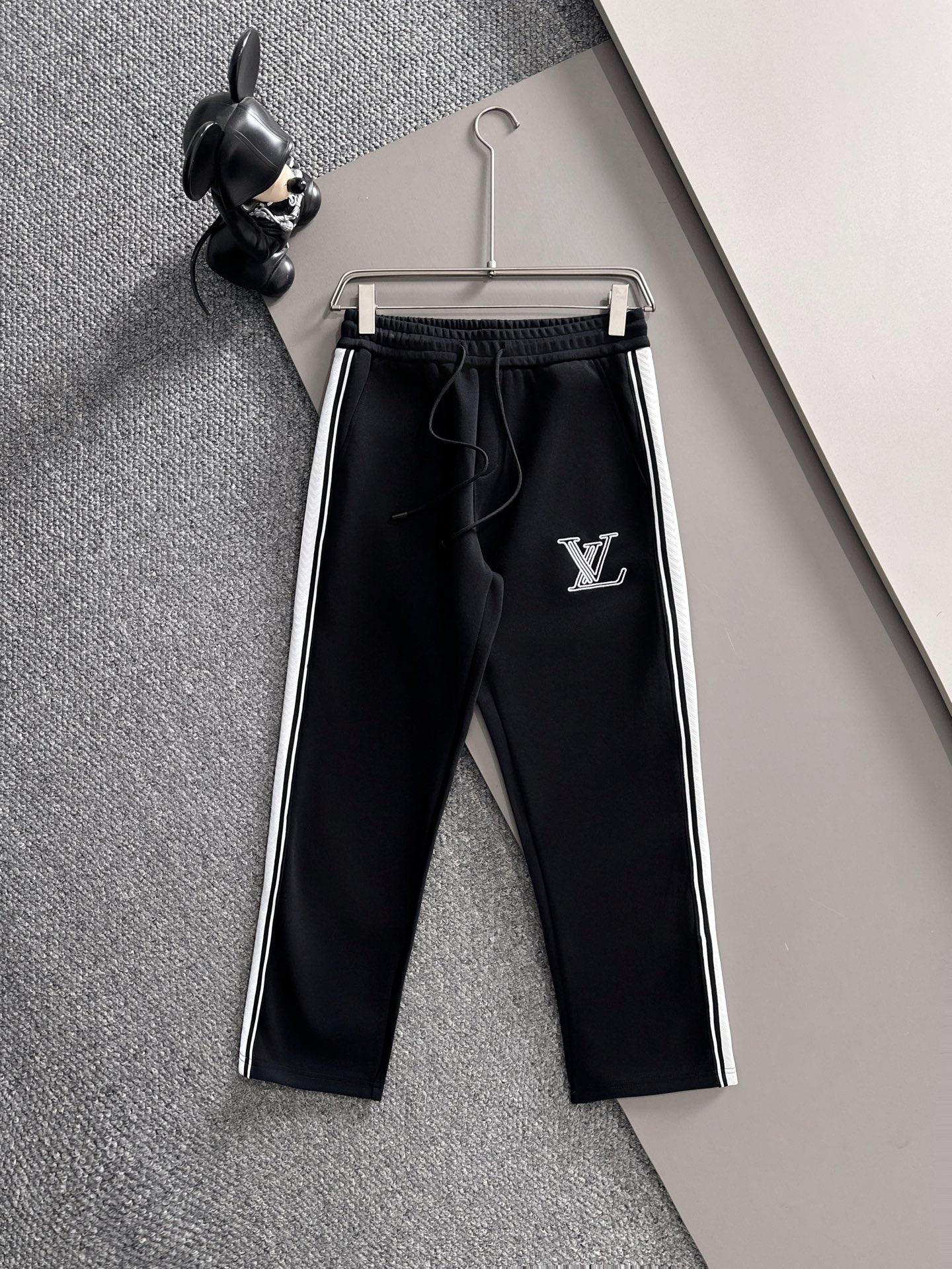 NO:537853,LV Louis Vuitton 2025 autumn and winter new casual pants (Jindian three-dimensional embroidery positioning LOGO customized hardware) high-end version, counter custom fabric, high breathability and comfort, impeccable details, brand element design concept, reflecting high quality. It feels delicate and soft!  It is casually cut, with a great upper body style!  Code number M-3XL, louis vuitton,louis vuitton,alexander wang19860909LV 路易威登 2025秋冬新款休闲裤（金典立体刺绣定位LOGO 定制五金）高端版本,专柜定制面料 透气舒适度高,细节无可挑剔,品牌元素设计理念,体现高品质.手感细腻柔软！呈现休闲裁剪,上身版型超赞！ 码数M-3XL,,louis vuitton,louis vuitton,alexander wang,Men's clothing