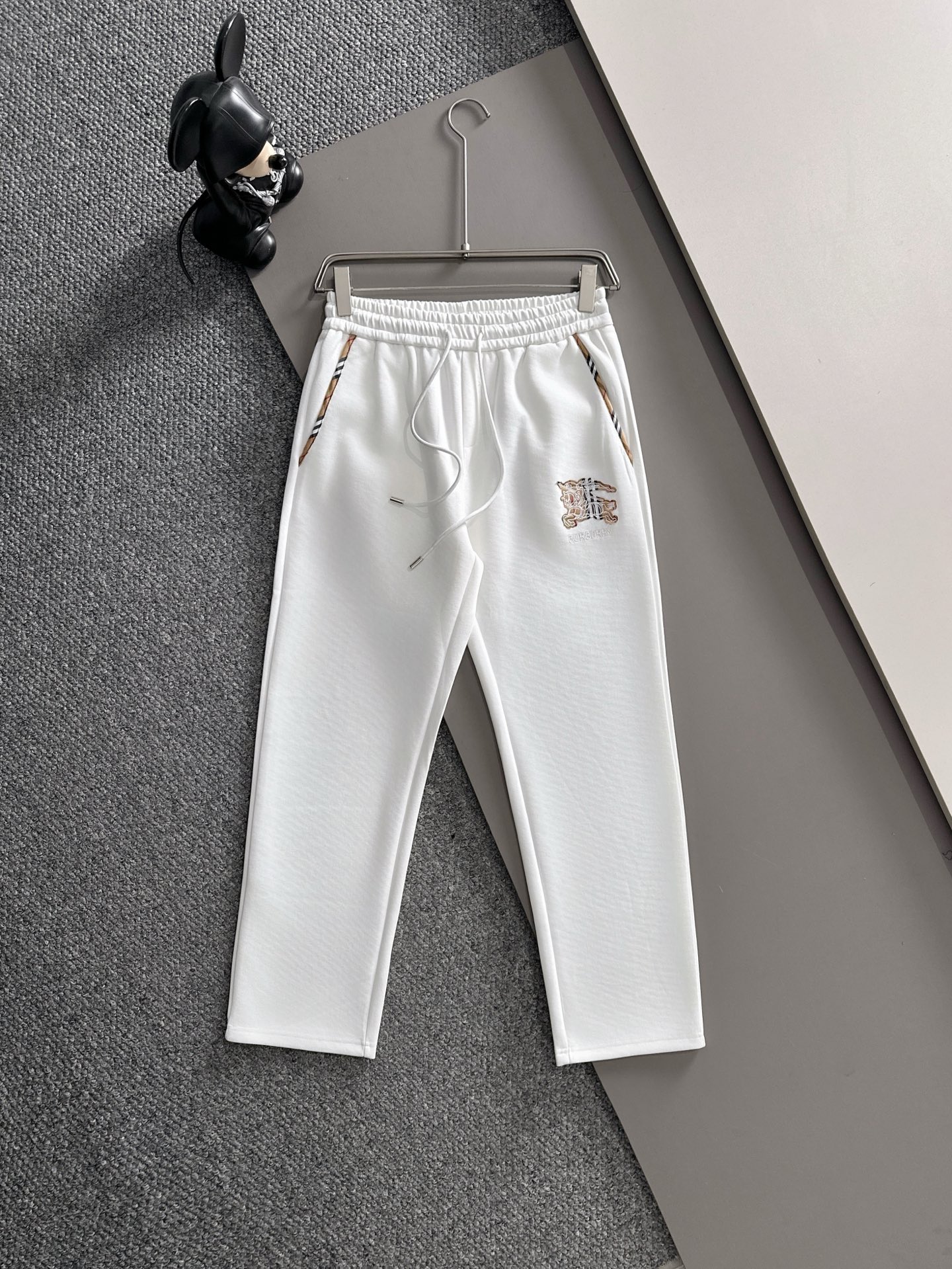 NO:537842,Burberry BBR 2025 autumn and winter new casual pants (Jindian three-dimensional embroidery positioning LOGO customized hardware) high-end version, customized counter fabric, breathable and comfortable, impeccable details, brand element design concept, reflecting high quality. It feels delicate and soft!  It is casually cut, with a great upper body style!  Code number M-3XL, burberry, alexander wang19860909巴宝莉 BBR 2025秋冬新款休闲裤（金典立体刺绣定位LOGO 定制五金）高端版本,专柜定制面料 透气舒适度高,细节无可挑剔,品牌元素设计理念,体现高品质.手感细腻柔软！呈现休闲裁剪,上身版型超赞！ 码数M-3XL,,burberry,alexander wang,Men's clothing