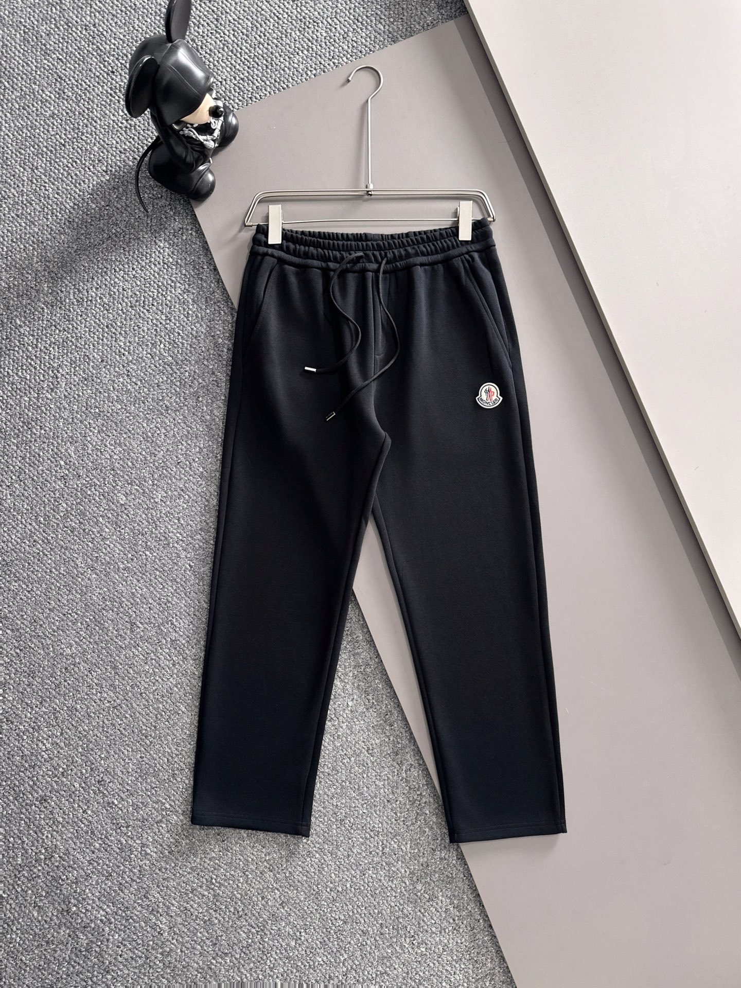 NO:537847,Moncler 2025 autumn and winter new casual pants (Jindian three-dimensional embroidery positioning LOGO customized hardware) high-end version, counter custom fabric, high breathability and comfort, impeccable details, brand element design concept, reflecting high quality. It feels delicate and soft!  It is casually cut, with a great upper body style!  Code number M-3XL, Moncler, alexander wang19860909蒙口 Moncler 2025秋冬新款休闲裤（金典立体刺绣定位LOGO 定制五金）高端版本,专柜定制面料 透气舒适度高,细节无可挑剔,品牌元素设计理念,体现高品质.手感细腻柔软！呈现休闲裁剪,上身版型超赞！ 码数M-3XL,,Moncler,alexander wang,Men's clothing