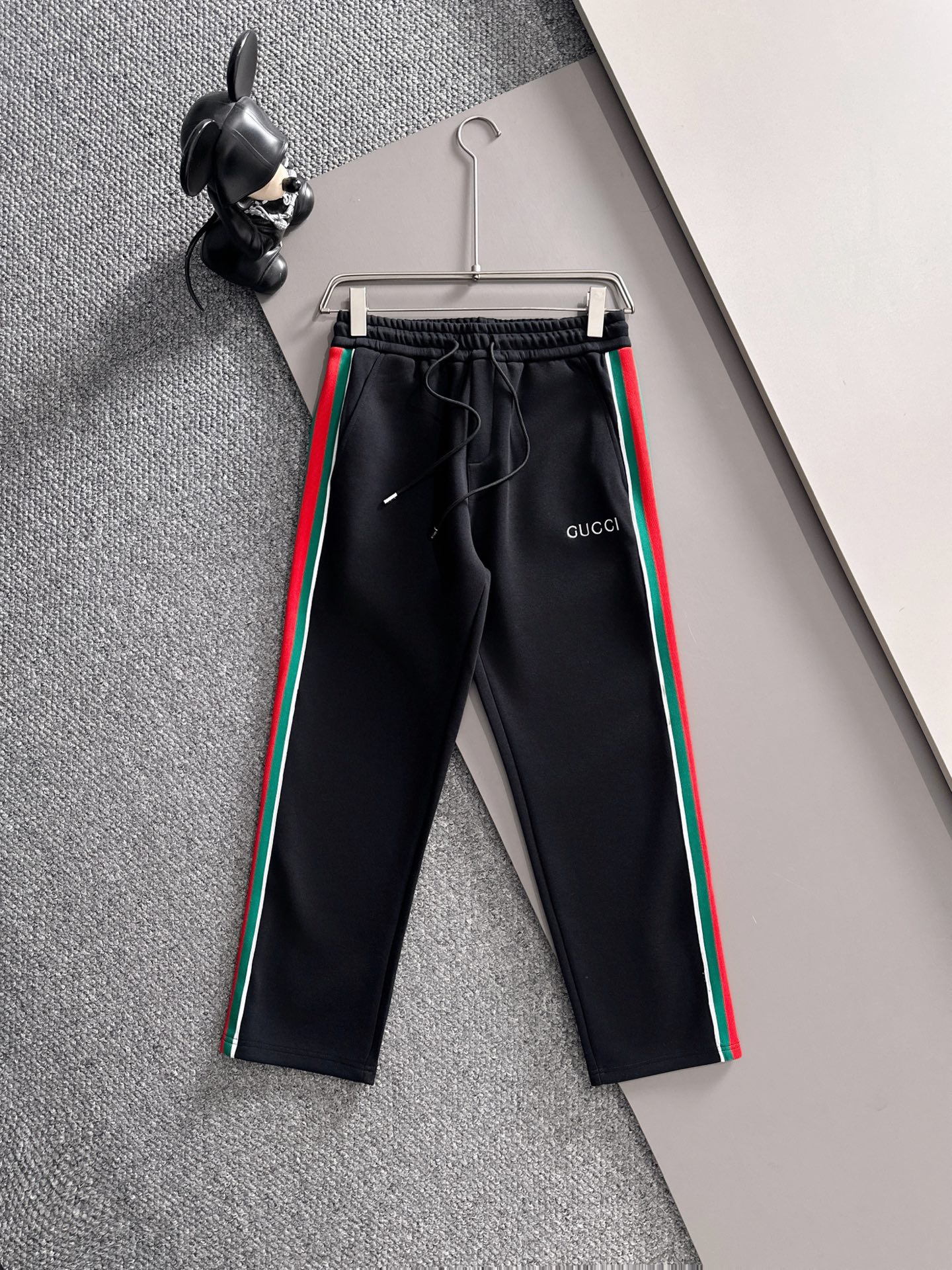 NO:537849,Gucci 2025 autumn and winter new casual pants (Jindian three-dimensional embroidery positioning LOGO customized hardware) high-end version, customized counter fabric, breathable and comfortable, impeccable details, brand element design concept, reflecting high quality. It feels delicate and soft!  It is casually cut, with a great upper body style!  Code number M-3XL, gucci, gucci, alexander wang19860909古驰 Gucci 2025秋冬新款休闲裤（金典立体刺绣定位LOGO 定制五金）高端版本,专柜定制面料 透气舒适度高,细节无可挑剔,品牌元素设计理念,体现高品质.手感细腻柔软！呈现休闲裁剪,上身版型超赞！ 码数M-3XL,,gucci,gucci,alexander wang,Men's clothing