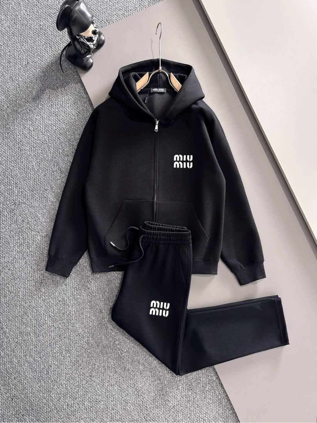 NO:537165,miumiu* suit style top splicing suit webbing jacquard zipper casual pants, logo embroidered classic black and white webbing fusion versatile counter style set, custom fabric top-quality precision made fusion auxiliary materials, classic 3-standard full jacket, trendy men's fashion, both in the comfort of the upper body and incomparable existence. M-3XL, miumiu, jackets & coats, alexander wang19860909miumiu* 套装版型 顶级拼接套装织带提花拉链款休闲裤,logo绣花经典黑白织带融合百搭专柜款套装,定制面料顶级精工制做融合辅料打造,经典3标齐全外套,潮男时尚,无论是上身舒适度还是都是无可比拟的存在 码数M-3XL,,miumiu,jackets & coats,alexander wang,Men's clothing