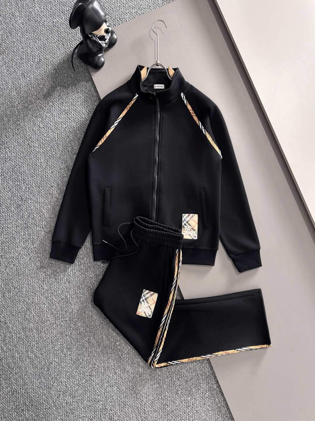 NO:539343,BBR* Set style m-xxxl Top black set jacquard plaid casual set, logo stamp classic plaid webbing fusion versatile counter zipper set, sun velvet top-grade precision made and fusion auxiliary materials, classic 3 standards complete, trendy men's fashion, whether it is the comfort of the upper body or it is incomparable 170-125(M) 175-140(L) 178-155 (XL) 178-170(XXL) 180-185(XXXL) your,,alexander wang19860909BBR* 套装版型m-xxxl 顶级黑色套装提花格子条休闲套装,logo章标经典格子织带融合百搭专柜款拉链款套装,阳光绒顶级精工制做融合辅料打造,经典3标齐全,潮男时尚,无论是上身舒适度还是都是无可比拟的存在 170-125(M) 175-140(L) 178-155 (XL)178-170(XXL) 180-185(XXXL) your,,alexander wang,Men's clothing