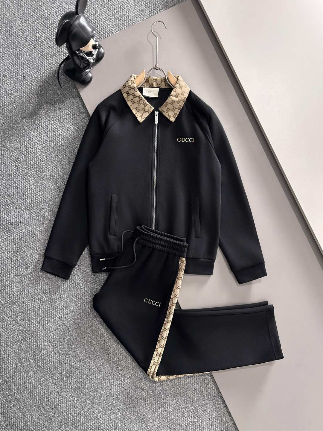 NO:539351,Gucc* casual set style 2025 autumn and winter style top imported private goods, high-end splicing set, customized hardware to create multi-zipper multi-pocket design set, the counter style is fashionable and luxurious, the quality is unquestionable, the upper body effect is excellent, the same style on the luxury official website, style counter size M-xxxl,,gucci,alexander wang19860909Gucc*休闲套装版型 2025秋冬款顶级进口私货,高端拼接套装,定制五金打造多拉链多口袋设计套装,专柜款时尚不失奢华 品质毋庸置疑 上身效果超赞,奢华官网同款 款式专柜尺码M-xxxl,,gucci,alexander wang,Men's clothing