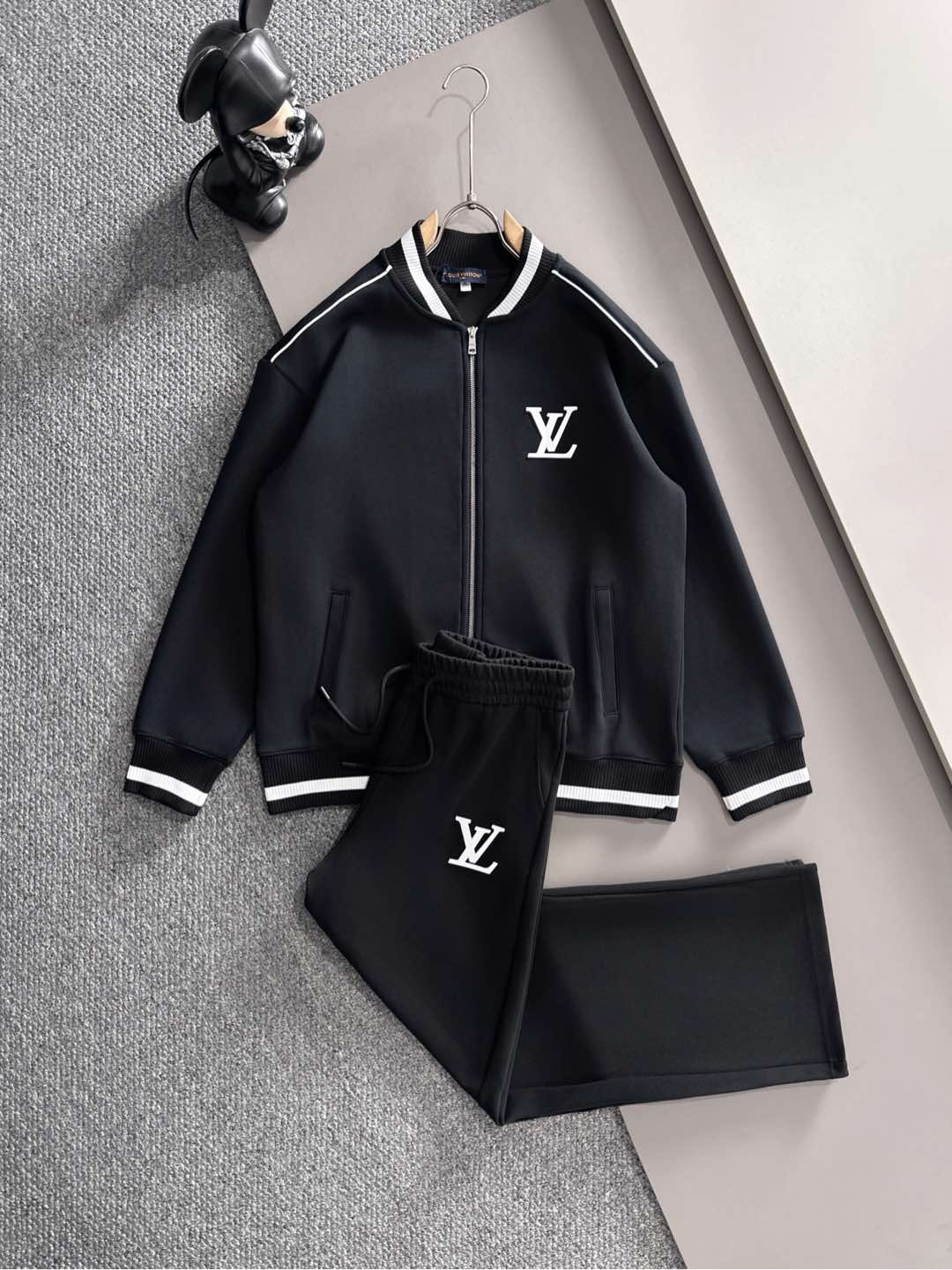 NO:573472,LV Louis Vuitton* Suit version Top-notch splicing suit webbing jacquard zipper casual pants, logo embroidered classic black and white webbing fusion versatile counter suit, custom fabrics top-notch fine craftsmanship and fusion accessories, classic 3 standard complete jacket, trendy men's fashion, both upper body comfort and unparalleled existence Size M-3XL,, louis vuitton, louis vuitton, jackets & coats, alexander wang19860909LV 路易威登* 套装版型 顶级拼接套装织带提花拉链款休闲裤,logo绣花经典黑白织带融合百搭专柜款套装,定制面料顶级精工制做融合辅料打造,经典3标齐全外套,潮男时尚,无论是上身舒适度还是都是无可比拟的存在 码数M-3XL,,louis vuitton,louis vuitton,jackets & coats,alexander wang,Men's clothing