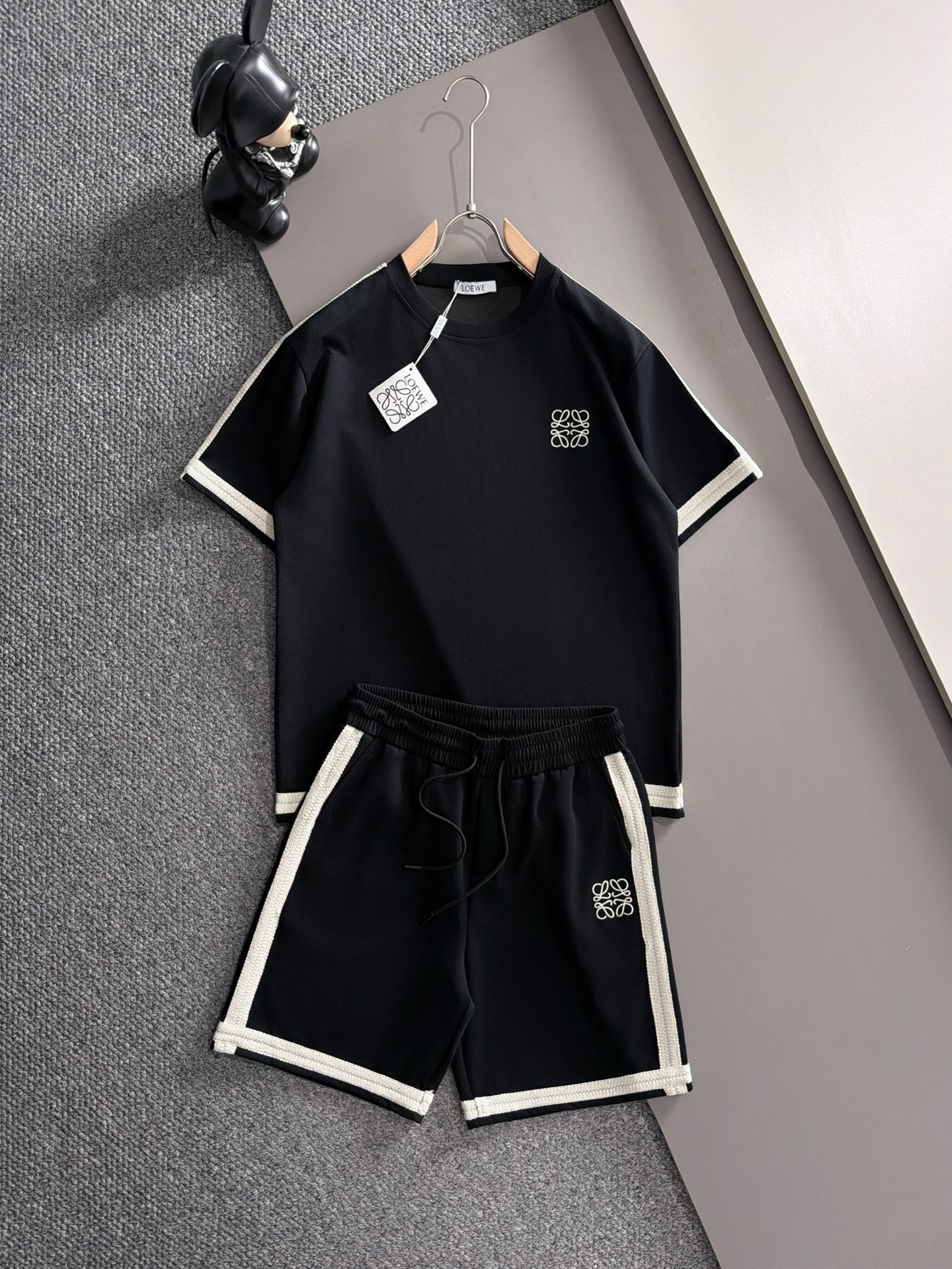 NO:838054,LOEWE, 2026ss spring and summer new casual short-sleeved shorts suit, high-end version!  Custom-made fabrics at the counter are highly breathable and comfortable, with impeccable details and brand element design concepts, reflecting high quality. It feels delicate and soft!  It presents a casual cut and the upper body shape is awesome!  Size M-3XL,,loewe,loewe,shorts,T-shirt,19860909LOEWE罗意威,2026ss春夏新款 休闲 短袖 短裤裤 套装,高端版本！专柜定制面料 透气舒适度高,细节无可挑剔,品牌元素设计理念,体现高品质.手感细腻柔软！呈现休闲裁剪,上身版型超赞！码数M-3XL,,loewe,loewe,shorts,T-shirt,,Men's clothing