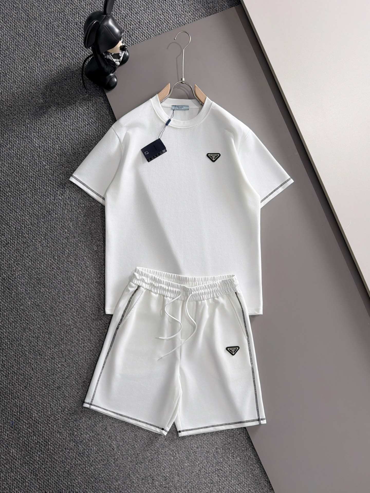 NO:838049,Prada 2026ss spring and summer new casual short-sleeved shorts suit, high-end version!  The custom-made fabrics at the counter are highly breathable and comfortable, with impeccable details. The brand element design concept reflects high quality. It feels delicate and soft!  It presents a casual cut and the upper body shape is awesome!  Size M-3XL,,prada,prada,shorts,T-shirt,19860909普拉达 Prada 2026ss春夏新款 休闲 短袖 短裤裤 套装,高端版本！专柜定制面料烧花 透气舒适度高,细节无可挑剔,品牌元素设计理念,体现高品质.手感细腻柔软！呈现休闲裁剪,上身版型超赞！码数M-3XL,,prada,prada,shorts,T-shirt,,Men's clothing