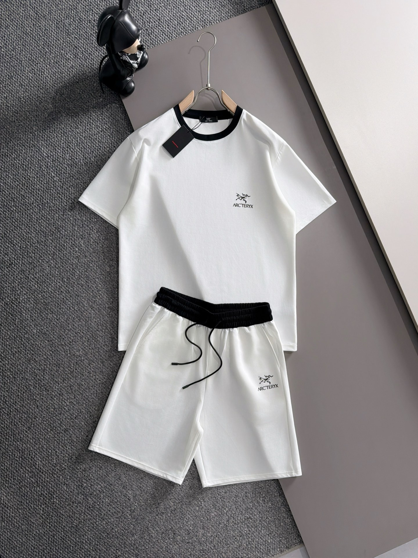 NO:838038,Arc'teryx 2026ss spring and summer new casual short-sleeved shorts suit, high-end version!  Custom-made fabrics at the counter are highly breathable and comfortable, with impeccable details and brand element design concepts, reflecting high quality. It feels delicate and soft!  It presents a casual cut and the upper body shape is awesome!  Size M-3XL,arc'teryx,shorts,T-shirt,19860909始祖鸟 2026ss春夏新款 休闲 短袖 短裤裤 套装,高端版本！专柜定制面料 透气舒适度高,细节无可挑剔,品牌元素设计理念,体现高品质.手感细腻柔软！呈现休闲裁剪,上身版型超赞！码数M-3XL,arc'teryx,shorts,T-shirt,,Men's clothing