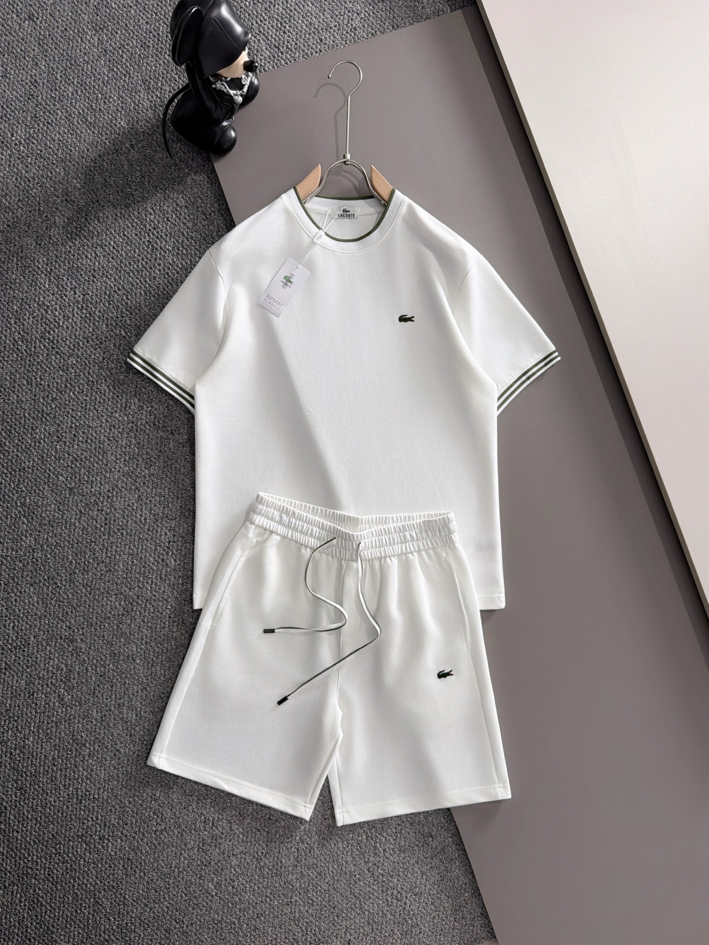 NO:838043,LACOSTE French crocodile 2026ss spring and summer new casual short-sleeved shorts suit, high-end version!  Custom-made fabrics at the counter are highly breathable and comfortable, with impeccable details and brand element design concepts, reflecting high quality. It feels delicate and soft!  It presents a casual cut and the upper body shape is awesome!  Size M-3XL,,shorts,T-shirt,19860909LACOSTE法国鳄鱼 2026ss春夏新款 休闲 短袖 短裤裤 套装,高端版本！专柜定制面料 透气舒适度高,细节无可挑剔,品牌元素设计理念,体现高品质.手感细腻柔软！呈现休闲裁剪,上身版型超赞！码数M-3XL,,shorts,T-shirt,,Men's clothing