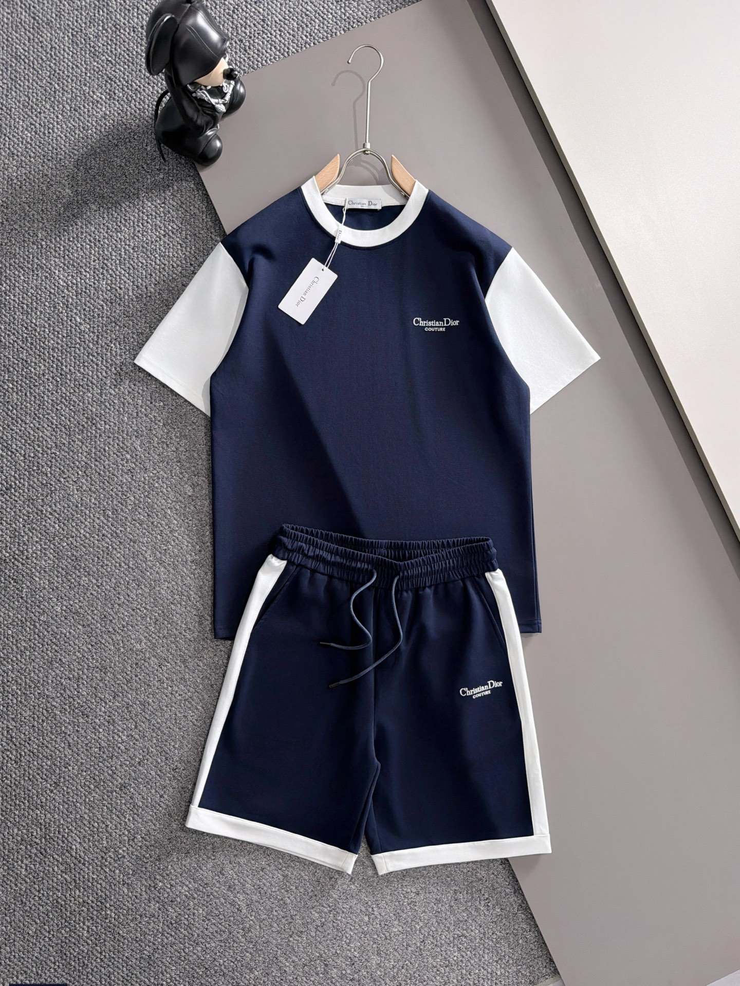NO:838060,Dior 2026ss new spring and summer casual short-sleeved shorts suit, high-end version!  Custom-made fabrics at the counter are highly breathable and comfortable, with impeccable details and brand element design concepts, reflecting high quality. It feels delicate and soft!  It presents a casual cut and the upper body shape is awesome!  Size M-3XL,,dior,dior,shorts,T-shirt,19860909迪奥 Dior 2026ss春夏新款 休闲 短袖 短裤裤 套装,高端版本！专柜定制面料 透气舒适度高,细节无可挑剔,品牌元素设计理念,体现高品质.手感细腻柔软！呈现休闲裁剪,上身版型超赞！码数M-3XL,,dior,dior,shorts,T-shirt,,Men's clothing