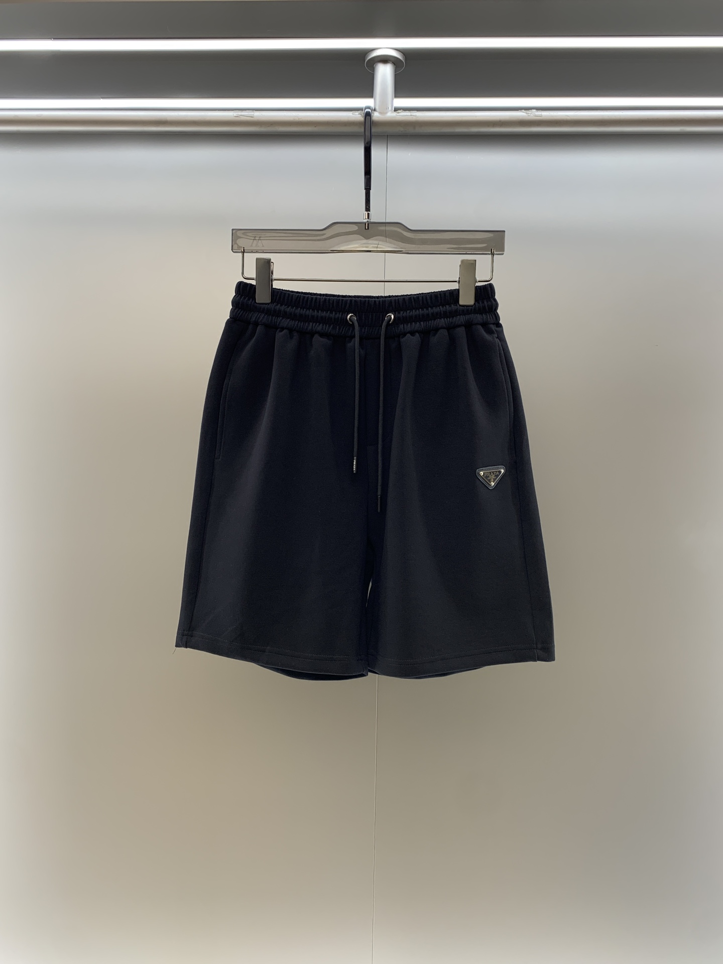 Pzedqe普家2024春夏新款休闲短裤！官网同步发售。定制品牌经典LOGO，定制面料，舒适度极好，手触感强烈。辨识度极高，完美品相工艺。 尺码：M-3XL