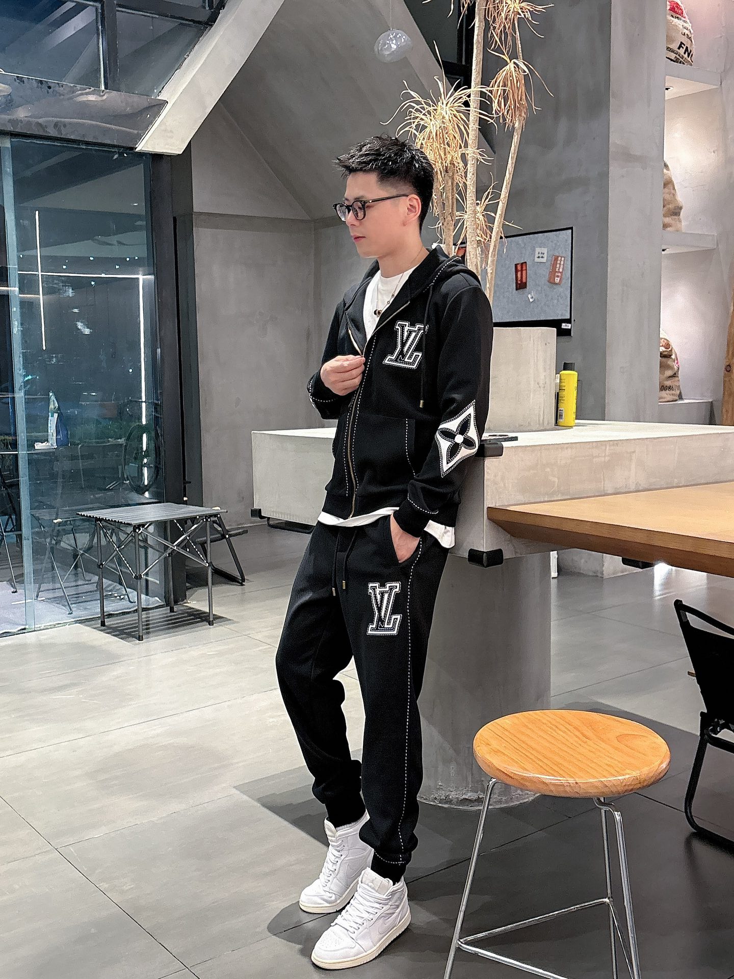 NO:523256,LV Louis Vuit 25 Years This black zippered cotton hooded suit features exquisite inlay knitted, dotted lines create the illusion of bright thread and embroidery. The chest is decorated with a contrasting 1V, while the large Monogram Flower adds a graphic logo to each elbow. This casual and sophisticated item can be worn as a lightweight outer layer.!  Regular version Inlay 1V on chest There are large inlay letters on each elbow Hood with 1V engraved metal pull-on zipper closure with 1V engraved zipper head With striped relief on ribs Kangaroo pocket Color Black White Number of yards M-3XL!  , louis vuitton,louis vuitton,hats,alexander wang19860909LV 路易威 25年 这款黑色拉链棉质连帽套装衫采用精致的嵌花针织,虚线营造出明线和刺绣的错觉.胸前饰有对比鲜明的 1V,而大号 Monogram Flower 则在每个肘部增添了图形标志.这款休闲而精致的单品可作为轻薄外层穿着.！ 常规版型 胸前嵌花 1V 每个肘部上都有大号嵌花字母花 带有 1V 镌刻金属拉绳扣的风帽 拉链开合,配有 1V 镌刻拉链头 肋骨上有条纹浮雕效果 袋鼠口袋 颜色黑 白 码数M-3XL！,,louis vuitton,louis vuitton,hats,alexander wang,Men's clothing