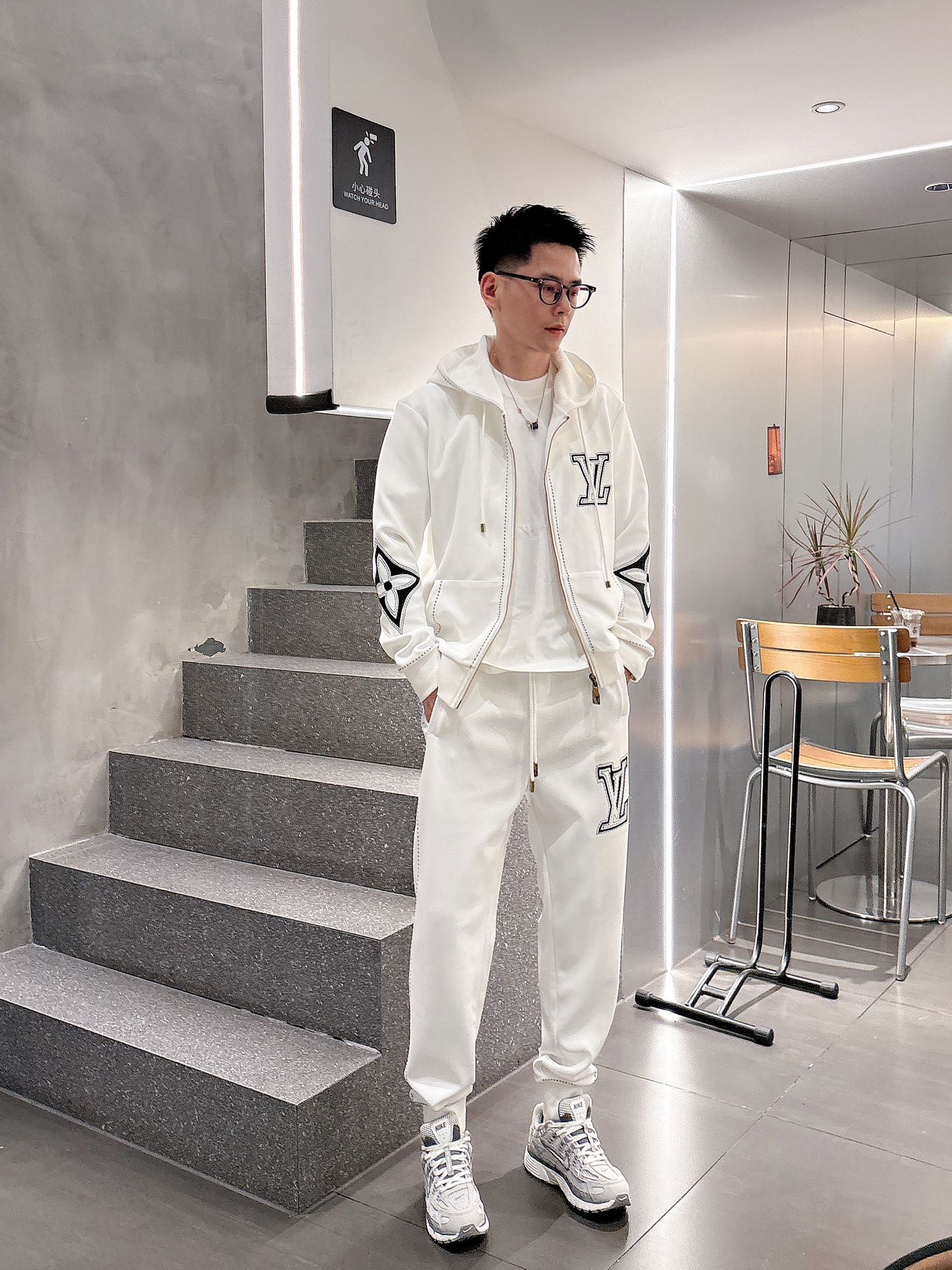 NO:523258,LV Donkey 25 Years This black zippered cotton hooded suit features exquisite inlay knitted, dotted lines create the illusion of bright thread and embroidery. The chest is decorated with a contrasting 1V, while the large Monogram Flower adds a graphic logo on each elbow. This casual and sophisticated item can be worn as a lightweight outer layer.!  Regular version Inlay 1V on chest There are large inlay letters on each elbow Hood with 1V engraved metal pull-on zipper closure with 1V engraved zipper head With striped relief on ribs Kangaroo pocket Color Black White Number of yards M-3XL!  ,,louis vuitton,louis vuitton,louis vuitton,hats,alexander wang19860909LV 驴家 25年 这款黑色拉链棉质连帽套装衫采用精致的嵌花针织,虚线营造出明线和刺绣的错觉.胸前饰有对比鲜明的 1V,而大号 Monogram Flower 则在每个肘部增添了图形标志.这款休闲而精致的单品可作为轻薄外层穿着.！ 常规版型 胸前嵌花 1V 每个肘部上都有大号嵌花字母花 带有 1V 镌刻金属拉绳扣的风帽 拉链开合,配有 1V 镌刻拉链头 肋骨上有条纹浮雕效果 袋鼠口袋 颜色黑 白 码数M-3XL！,,louis vuitton,louis vuitton,louis vuitton,hats,alexander wang,Men's clothing