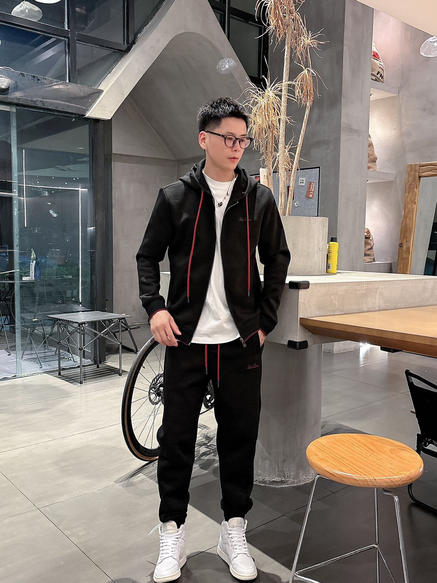 NO:600533,The latest suit version of L year is m-xxxl. The latest and most top-notch embroidered letters are arranged in the latest pattern and trendy hooded casual cardigan suit. The top quality counter is on sale. The top production technology is imported fabrics. The counter style is uniquely designed. It uses imported high-end custom-made imported silk threads with a first-class feel!  !  !  ,,hats,alexander wang19860909L年最新款套装版型m-xxxl 最新最顶级绣刺绣字母排列最新图案潮流连帽休闲开衫套装,最顶级的品质专柜在售,顶级制作工艺进口面料,专柜款独特设计,采用进口高端订制进口丝线手感一流！！！,,hats,alexander wang,Men's clothing