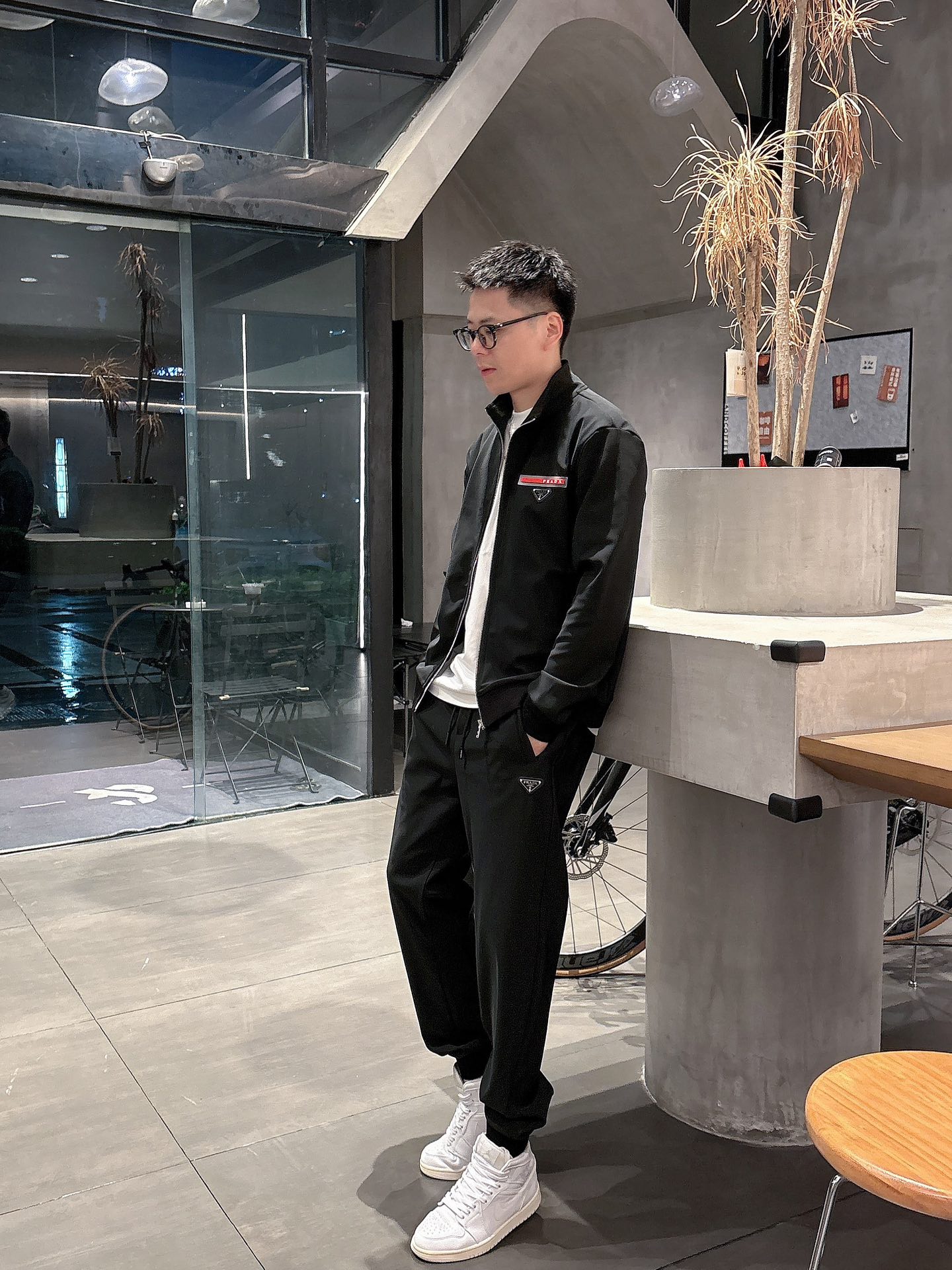 NO:523254,PRADA 25 latest set style m-xxxl Latest top-level classic triangle red stripe letter arrangement classic pattern trendy stand collar casual cardigan set, top quality counter for sale, top production craft imported fabric, unique design of counter style, imported high-end custom imported silk thread feel first-class!  !  ,prada,prada,alexander wang19860909PRADA 普拉达 25年最新款套装版型m-xxxl 最新最顶级经典三角标红条带子字母排列经典图案潮流立领休闲开衫套装,最顶级的品质专柜在售,顶级制作工艺进口面料,专柜款独特设计,采用进口高端订制进口丝线手感一流！！,,prada,prada,alexander wang,Men's clothing