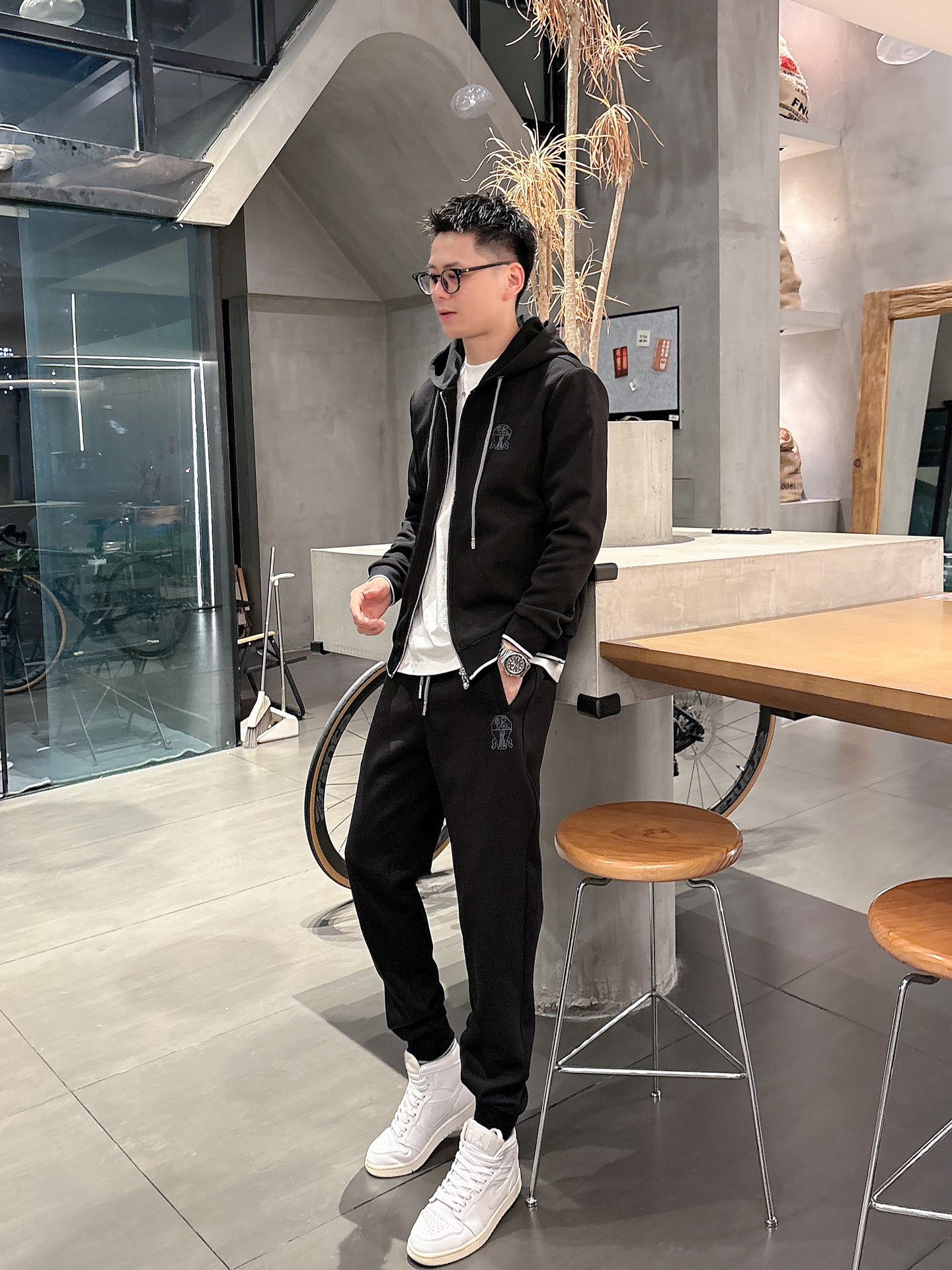 NO:600530,BC's latest 25-year suit model is m-xxxl. The latest and most top-notch classic yellow straps with heavy-duty embroidery letters arranged in classic patterns and trendy hooded casual cardigan suits. The top quality counters are selling, top-notch production technology imported fabrics, counter models unique design, imported high-end custom-made imported silk threads with a first-class feel!  !  ,,hats,alexander wang19860909BC 25年最新款套装版型m-xxxl 最新最顶级经典黄色带子加重工刺绣字母排列经典图案潮流连帽休闲开衫套装,最顶级的品质专柜在售,顶级制作工艺进口面料,专柜款独特设计,采用进口高端订制进口丝线手感一流！！,,hats,alexander wang,Men's clothing