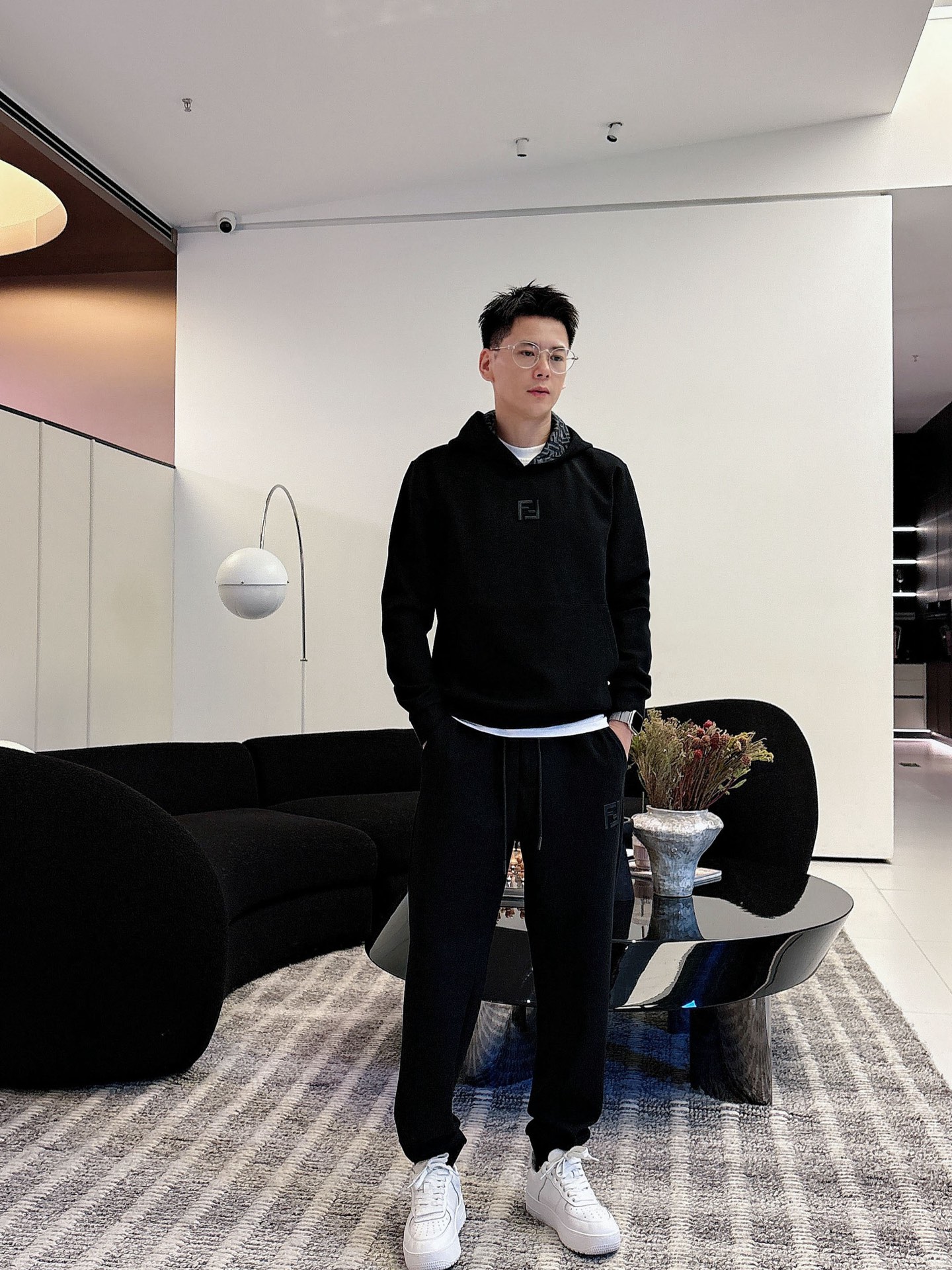 NO:573850,FENDI's latest 25-year-old hooded sweatshirt suit. The fabric is 380 grams of windproof elastic composite cotton. The latest and most top-notch classic heavy-duty embroidered letters are arranged in classic patterns. The trendy casual pullover sweatshirt suit is sold at the top quality counter. Top-notch production technology imported fabrics. The counter version has a unique design. It uses imported high-end custom-made imported silk threads with a first-class feel!  !  !  Color Black Size M-3XL!  ,,fendi,fendi,hoodie,sweatshirts,hats,alexander wang19860909芬迪 FENDI 25年最新款连帽卫衣套装 面料380克防风弹力复合棉最新最顶级经典重工刺绣字母排列经典图案潮流休闲套头卫衣套装,最顶级的品质专柜在售,顶级制作工艺进口面料,专柜款独特设计,采用进口高端订制进口丝线手感一流！！！ 颜色黑色 码数M-3XL！,,fendi,fendi,hoodie,sweatshirts,hats,alexander wang,Men's clothing