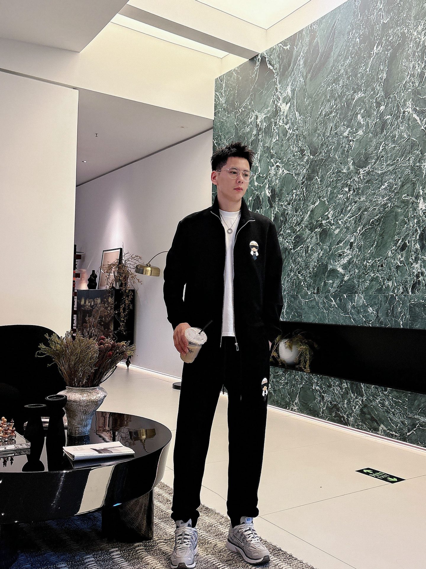 NO:573853,Fendi Fendi's latest 25-year-old cardigan suit. The latest and most top-notch classic Lafayette heavy industry arranged stand-up collar classic pattern trendy casual cardigan suit. The top quality counter is on sale. Top-notch production technology imported fabrics. The counter version has a unique design. It uses imported high-end custom-made imported silk threads with a first-class feel!  !  Code number M-3Xl,,fendi,fendi,alexander wang19860909Fendi 芬迪 25年最新款开衫套装 最新最顶级经典老佛爷重工排列立领经典图案潮流休闲开衫套装,最顶级的品质专柜在售,顶级制作工艺进口面料,专柜款独特设计,采用进口高端订制进口丝线手感一流！！ 码数M-3Xl,,fendi,fendi,alexander wang,Men's clothing