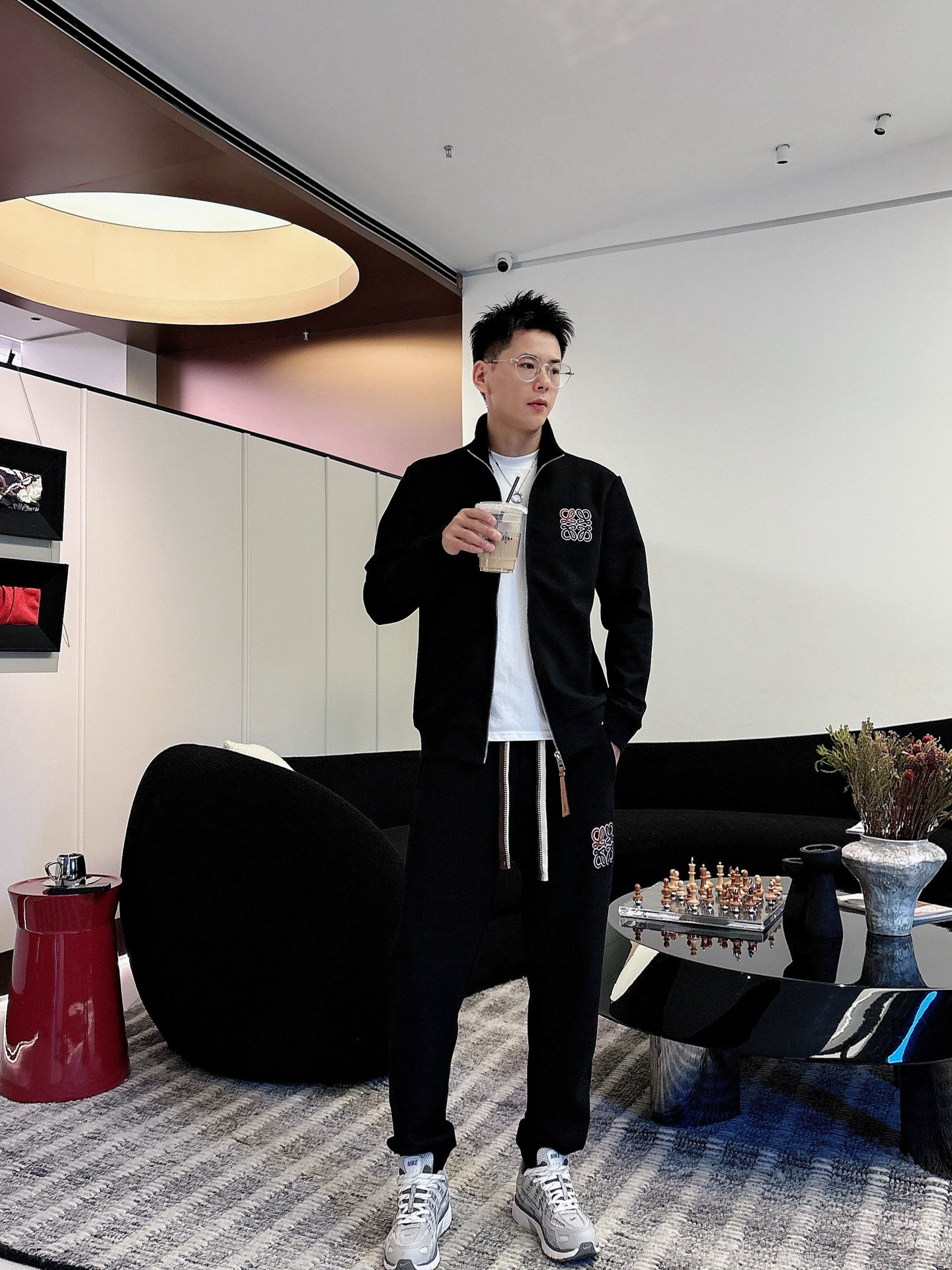 NO:573856,LOEWE's latest 25-year-old cardigan suit. The fabric is 400g thick and has a new air layer. The latest and most top-notch classic heavy-duty embroidery letter arrangement and classic pattern trendy casual pullover sweatshirt suit. The top quality counter is on sale. Top-notch production technology imported fabrics. The counter version has a unique design. It uses imported high-end custom-made imported silk threads with a first-class feel!  !  !  Color Black White Size M-3XL!  ,,loewe,loewe,hoodie,sweatshirts,alexander wang19860909罗意威 LOEWE 25年最新款开衫套装 面料400克加厚新空气层 最新最顶级经典重工刺绣字母排列经典图案潮流休闲套头卫衣套装,最顶级的品质专柜在售,顶级制作工艺进口面料,专柜款独特设计,采用进口高端订制进口丝线手感一流！！！ 颜色黑色 白色 码数M-3XL！,,loewe,loewe,hoodie,sweatshirts,alexander wang,Men's clothing