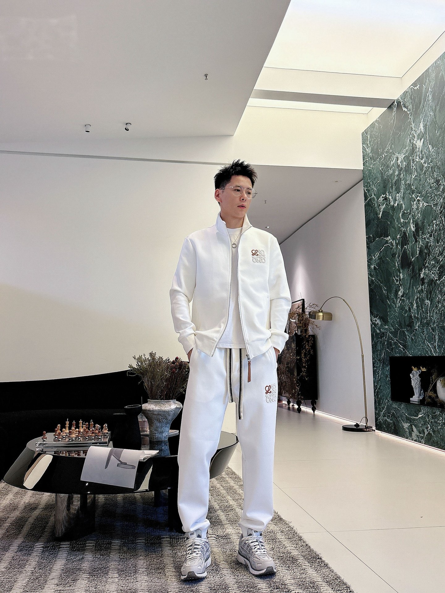 NO:573859,LOEWE's latest 25-year-old cardigan suit. The fabric is 400g thick and has a new air layer. The latest and most top-notch classic heavy-duty embroidery letter arrangement and classic pattern trendy casual pullover sweatshirt suit. The top quality counter is on sale. Top-notch production technology imported fabrics. The counter version has a unique design. It uses imported high-end custom-made imported silk threads with a first-class feel!  !  !  Color Black White Size M-3XL!  ,,loewe,loewe,hoodie,sweatshirts,alexander wang19860909罗意威 LOEWE 25年最新款开衫套装 面料400克加厚新空气层 最新最顶级经典重工刺绣字母排列经典图案潮流休闲套头卫衣套装,最顶级的品质专柜在售,顶级制作工艺进口面料,专柜款独特设计,采用进口高端订制进口丝线手感一流！！！ 颜色黑色 白色 码数M-3XL！,,loewe,loewe,hoodie,sweatshirts,alexander wang,Men's clothing