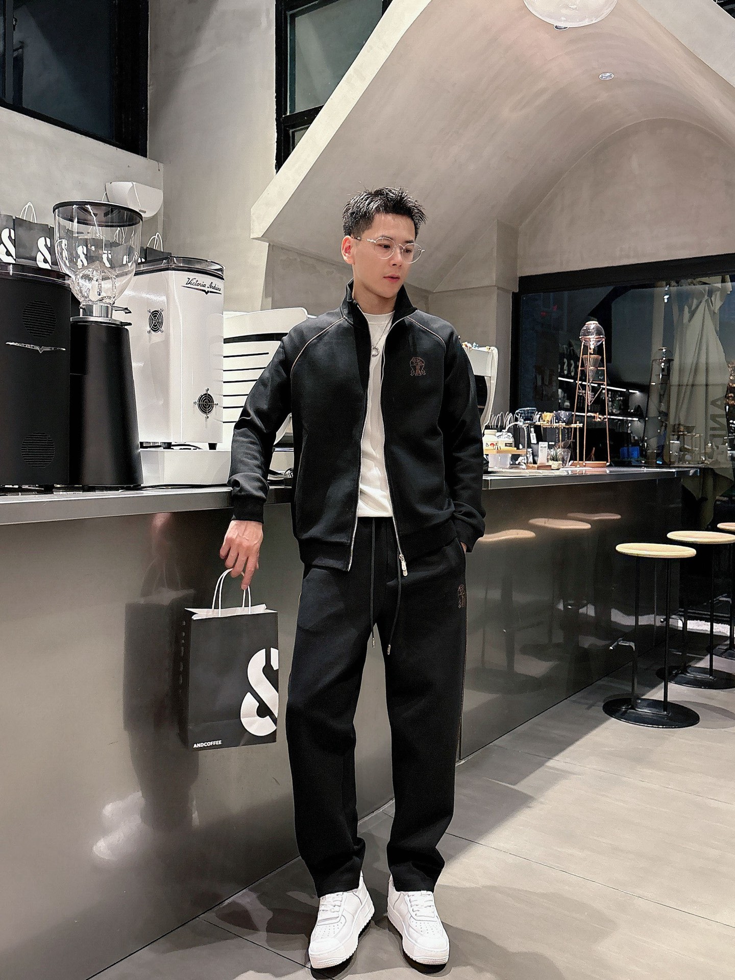 NO:573865,BC's latest 25-year cardigan suit, the latest and top-notch classic embroidery. Heavy-duty arranged stand-up collar classic pattern trendy casual suit, top-quality counter for sale, top-notch production technology imported thickened new air layer fabric, counter version unique design, imported high-end custom-made imported silk thread with first-class feel!  !  Size M-3Xl Color black white, alexander wang19860909BC 25年最新款开衫套装 最新最顶级经典刺绣.重工排列立领经典图案潮流休闲套装,最顶级的品质专柜在售,顶级制作工艺进口加厚新空气层面料,专柜款独特设计,采用进口高端订制进口丝线手感一流！！ 码数M-3Xl 颜色黑色 白色,,alexander wang,Men's clothing