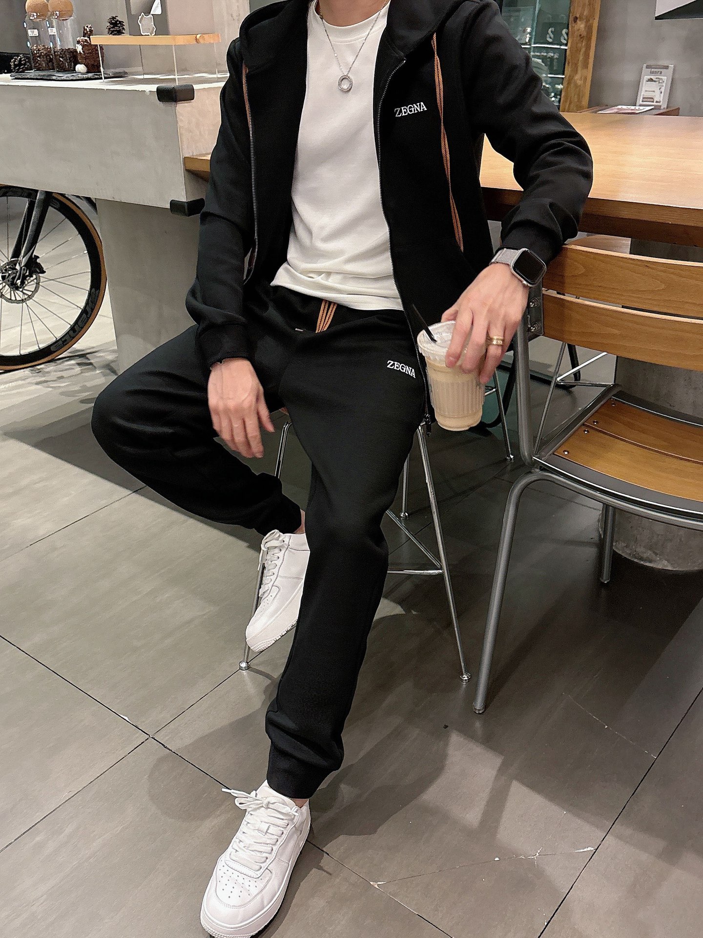 NO:573848,Zegna ZEGNA's latest 25-year-old hooded cardigan suit, the latest and top-notch classic embroidery. Heavy-duty arranged stand-up collar classic pattern trendy casual suit, the top quality counter for sale, top-notch production technology imported thickened new air layer fabric, unique counter design, using imported high-end custom-made imported silk thread with a first-class feel!  !  Size M-3Xl Color black white,,zegna,hats,alexander wang19860909杰尼亚 ZEGNA 25年最新款连帽开衫套装 最新最顶级经典刺绣.重工排列立领经典图案潮流休闲套装,最顶级的品质专柜在售,顶级制作工艺进口加厚新空气层面料,专柜款独特设计,采用进口高端订制进口丝线手感一流！！ 码数M-3Xl 颜色黑色 白色,,zegna,hats,alexander wang,Men's clothing