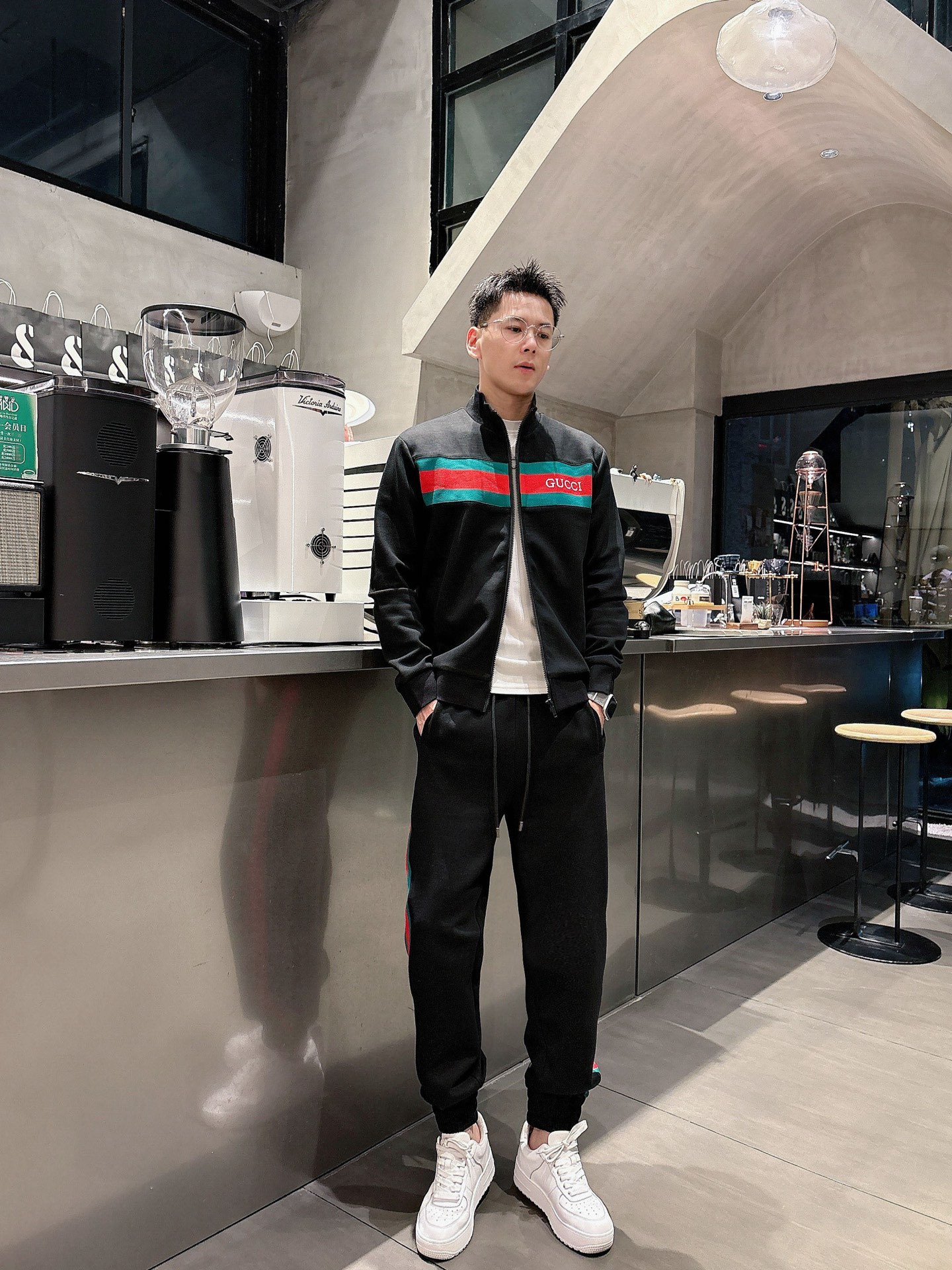 NO:573842,GUCCI's 25-year-old latest cardigan suit, the latest and most top-notch classic webbing, inner gauze lining, heavy-duty arranged stand-up collar, classic pattern trendy casual suit, top quality counter for sale, top production technology imported thickened fresh air layer fabric, counter model unique design, imported high-end custom-made imported silk thread with first-class feel!  !  Size M-3Xl Color black white, gucci, alexander wang19860909古奇 GUCCI 25年最新款开衫套装 最新最顶级经典织带,内里纱网里布 重工排列立领经典图案潮流休闲套装,最顶级的品质专柜在售,顶级制作工艺进口加厚新空气层面料,专柜款独特设计,采用进口高端订制进口丝线手感一流！！ 码数M-3Xl 颜色黑色 白色,,gucci,alexander wang,Men's clothing