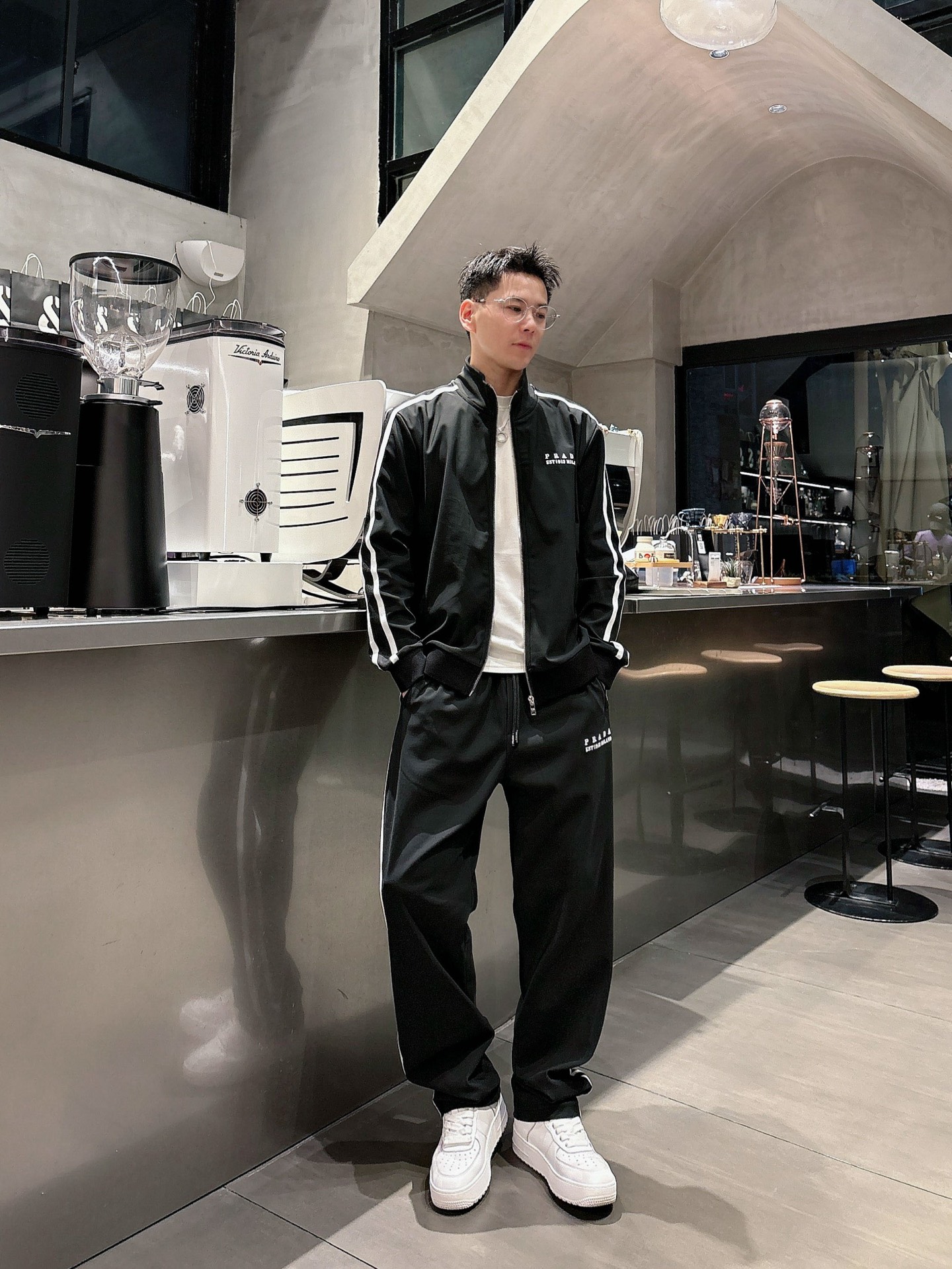 NO:573839,PRADA's latest 25-year-old cardigan suit, the latest and most top-notch classic webbing, inner gauze lining, heavy-duty arranged stand-up collar, classic pattern trendy casual suit, top quality counter for sale, top production technology imported thickened fabric, counter model unique design, imported high-end custom-made imported silk thread with first-class feel!  !  Size M-3Xl Color black, prada, prada, alexander wang19860909普拉达 PRADA 25年最新款开衫套装 最新最顶级经典织带,内里纱网里布 重工排列立领经典图案潮流休闲套装,最顶级的品质专柜在售,顶级制作工艺进口加厚面料,专柜款独特设计,采用进口高端订制进口丝线手感一流！！ 码数M-3Xl 颜色黑色,,prada,prada,alexander wang,Men's clothing