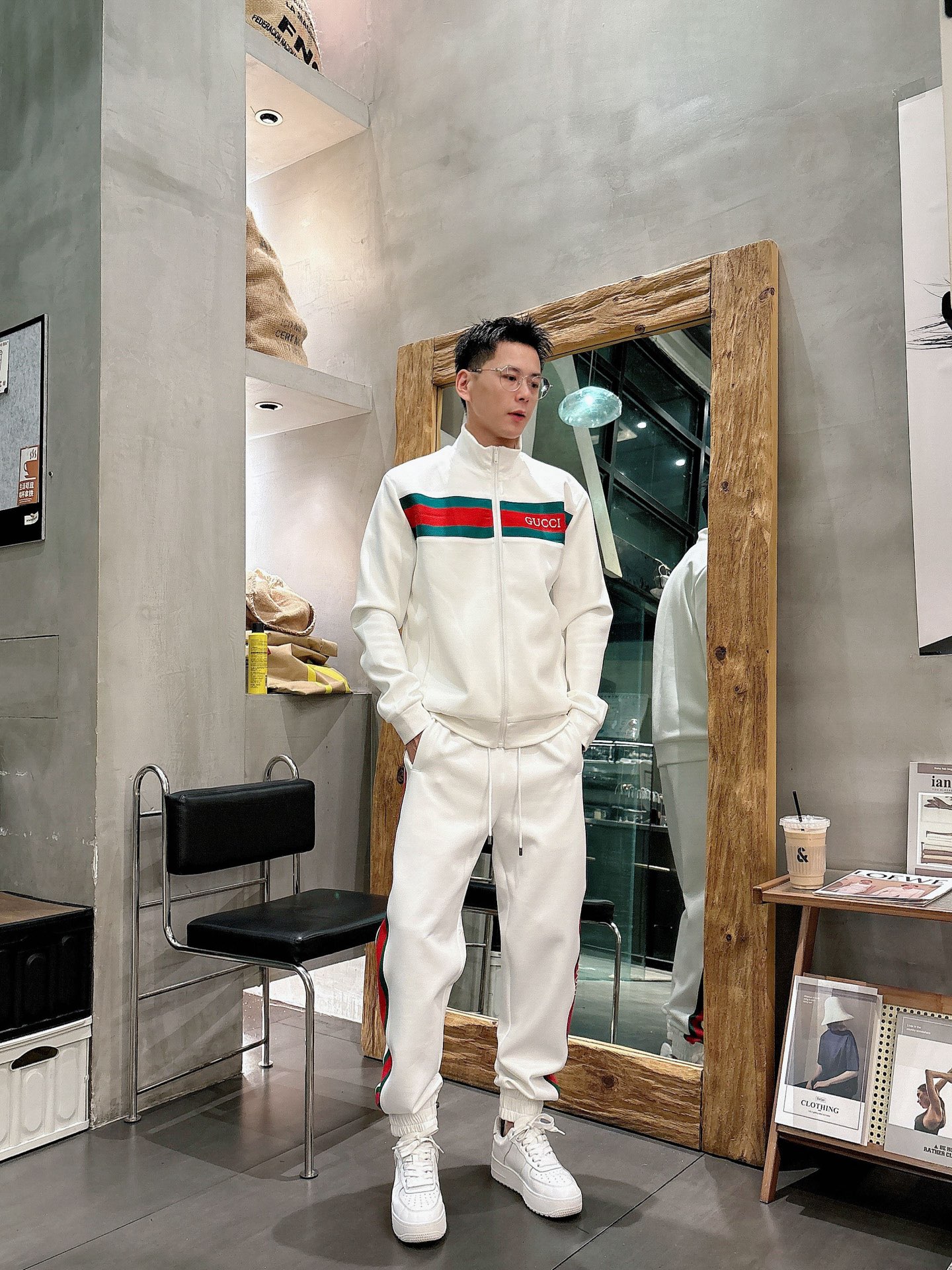 NO:573845,GUCCI's 25-year-old latest cardigan suit, the latest and most top-notch classic webbing, inner gauze lining, heavy-duty arranged stand-up collar, classic pattern trendy casual suit, top quality counter for sale, top production technology imported thickened fresh air layer fabric, counter model unique design, imported high-end custom-made imported silk thread with first-class feel!  !  Size M-3Xl Color black white, gucci, alexander wang19860909古奇 GUCCI 25年最新款开衫套装 最新最顶级经典织带,内里纱网里布 重工排列立领经典图案潮流休闲套装,最顶级的品质专柜在售,顶级制作工艺进口加厚新空气层面料,专柜款独特设计,采用进口高端订制进口丝线手感一流！！ 码数M-3Xl 颜色黑色 白色,,gucci,alexander wang,Men's clothing