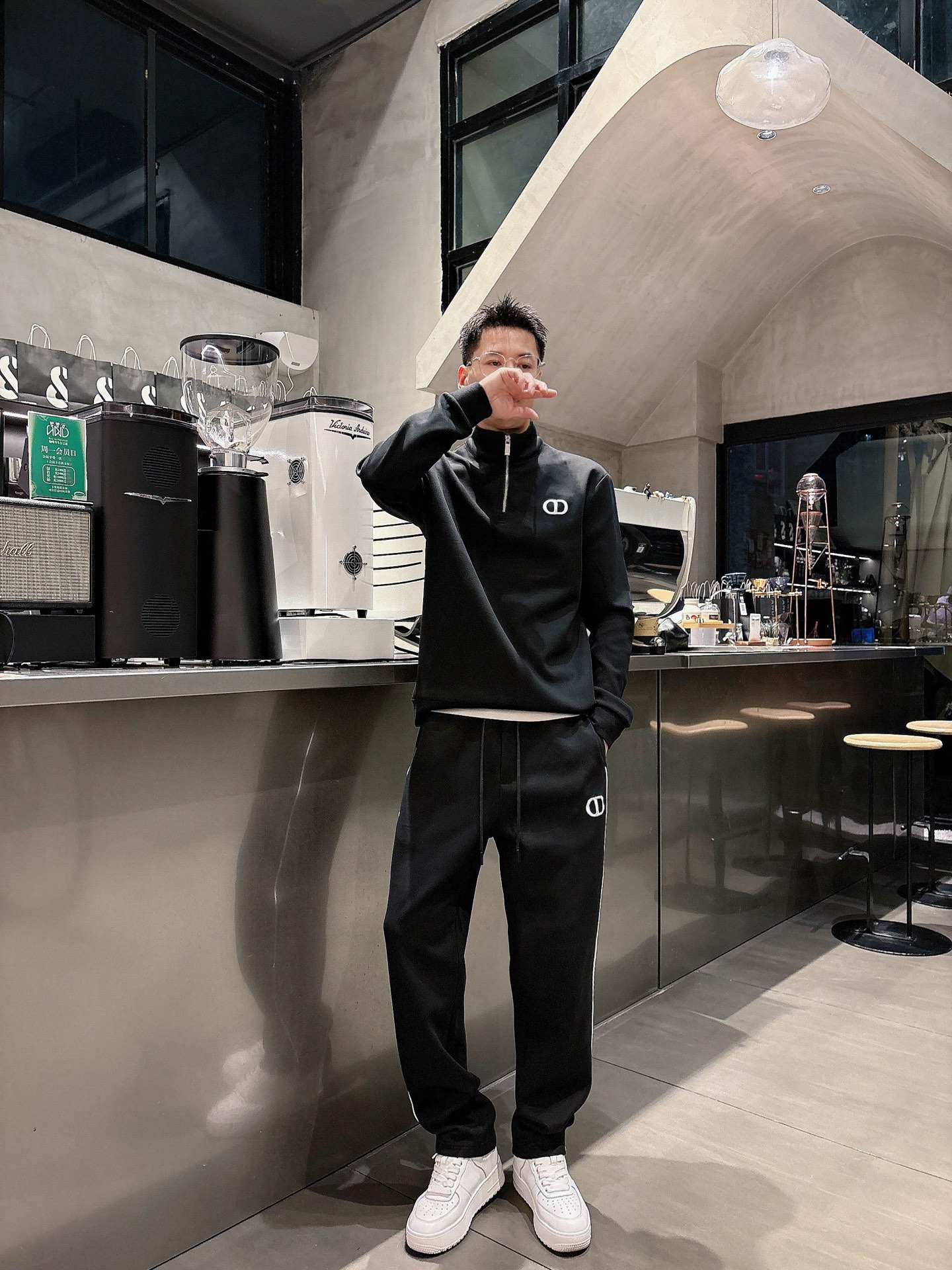 NO:573854,Dior CD 25-year-old latest sweatshirt suit. The latest and most top-notch classic CD heavy-duty arranged stand-up collar classic pattern trendy casual suit. The top quality counter is on sale. Top-notch production technology imported thickened new air layer fabric. The counter version has a unique design. It uses imported high-end custom-made imported silk threads with a first-class feel!  !  Size M-3Xl,,dior,hoodie,sweatshirts,alexander wang19860909迪奥 CD 25年最新款卫衣套装 最新最顶级经典CD重工排列立领经典图案潮流休闲套装,最顶级的品质专柜在售,顶级制作工艺进口加厚新空气层面料,专柜款独特设计,采用进口高端订制进口丝线手感一流！！ 码数M-3Xl,,dior,hoodie,sweatshirts,alexander wang,Men's clothing