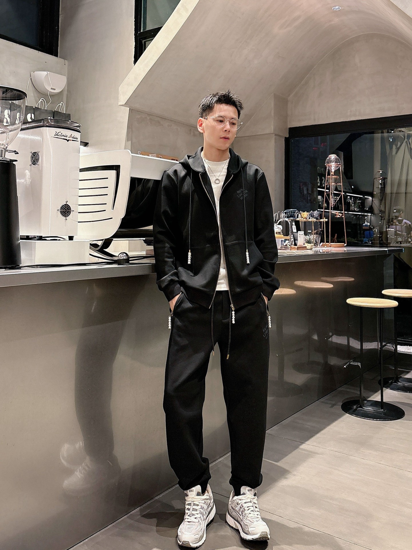 NO:573857,LV Louis Vuitton's latest 25-year-old hooded cardigan suit, the latest and most top-notch classic embroidery. Heavy-duty arranged stand-up collar classic pattern trendy casual suit, the top quality counter is on sale, top-notch production technology imported thickened new air layer fabric, counter style unique design, using imported high-end custom-made imported silk thread with a first-class feel!  !  Size M-3Xl Color black,,louis vuitton,louis vuitton,hats,alexander wang19860909LV 路易威登25年最新款连帽开衫套装 最新最顶级经典刺绣.重工排列立领经典图案潮流休闲套装,最顶级的品质专柜在售,顶级制作工艺进口加厚新空气层面料,专柜款独特设计,采用进口高端订制进口丝线手感一流！！ 码数M-3Xl 颜色黑色,,louis vuitton,louis vuitton,hats,alexander wang,Men's clothing