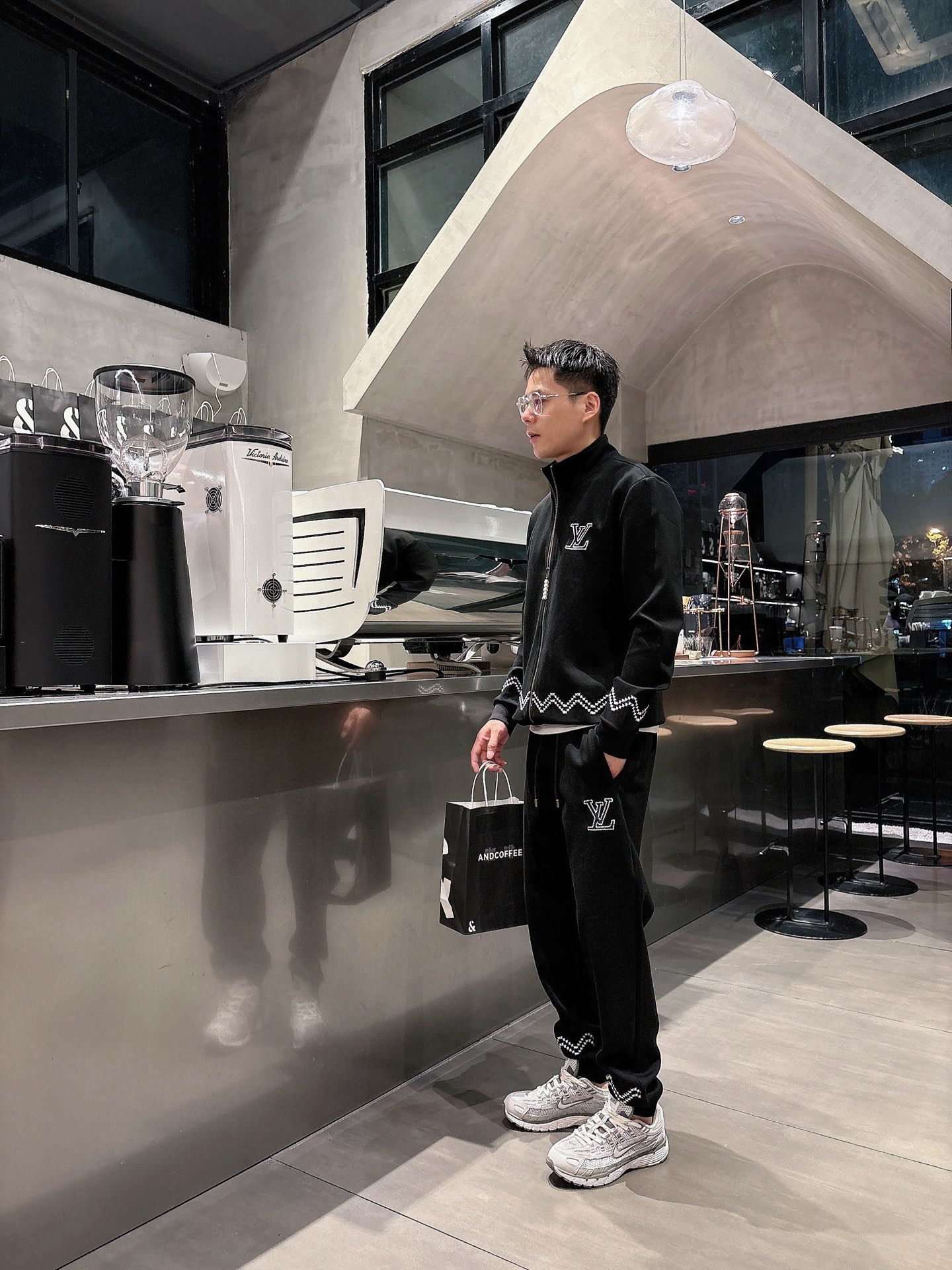 NO:573860,LV Louis Vuitton's latest 25-year cardigan suit, the latest and top-notch classic embroidery. Heavy-duty arranged stand-up collar classic pattern trendy casual suit, the top quality counter for sale, top-notch production technology imported thickened new air layer fabric, unique counter design, using imported high-end custom-made imported silk thread with a first-class feel!  !  Size M-3Xl Color black,,louis vuitton,louis vuitton,alexander wang19860909LV 路易威登25年最新款开衫套装 最新最顶级经典刺绣.重工排列立领经典图案潮流休闲套装,最顶级的品质专柜在售,顶级制作工艺进口加厚新空气层面料,专柜款独特设计,采用进口高端订制进口丝线手感一流！！ 码数M-3Xl 颜色黑色,,louis vuitton,louis vuitton,alexander wang,Men's clothing