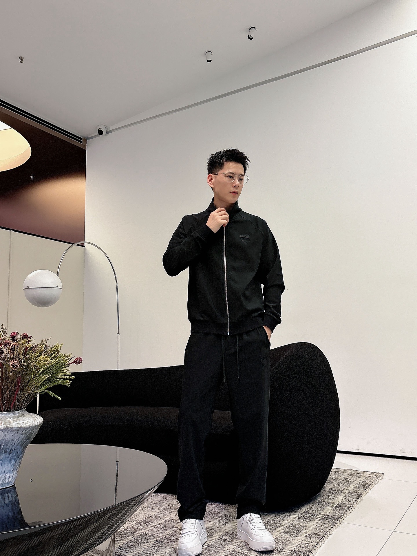 NO:573851,Prada's latest 25-year-old cardigan suit. The fabric is 380 grams of windproof elastic composite cotton. The latest and most top-notch classic heavy-duty embroidery letter arrangement classic pattern trendy casual pullover sweatshirt suit. The top quality counter is on sale. Top-notch production technology imported fabrics. The counter model has a unique design. It uses imported high-end custom-made imported silk threads with a first-class feel!  !  !  Color Black Size M-3XL!  ,,prada,prada,hoodie,sweatshirts,alexander wang19860909普拉达Prada 25年最新款开衫套装 面料380克防风弹力复合棉 最新最顶级经典重工刺绣字母排列经典图案潮流休闲套头卫衣套装,最顶级的品质专柜在售,顶级制作工艺进口面料,专柜款独特设计,采用进口高端订制进口丝线手感一流！！！ 颜色黑色 码数M-3XL！,,prada,prada,hoodie,sweatshirts,alexander wang,Men's clothing