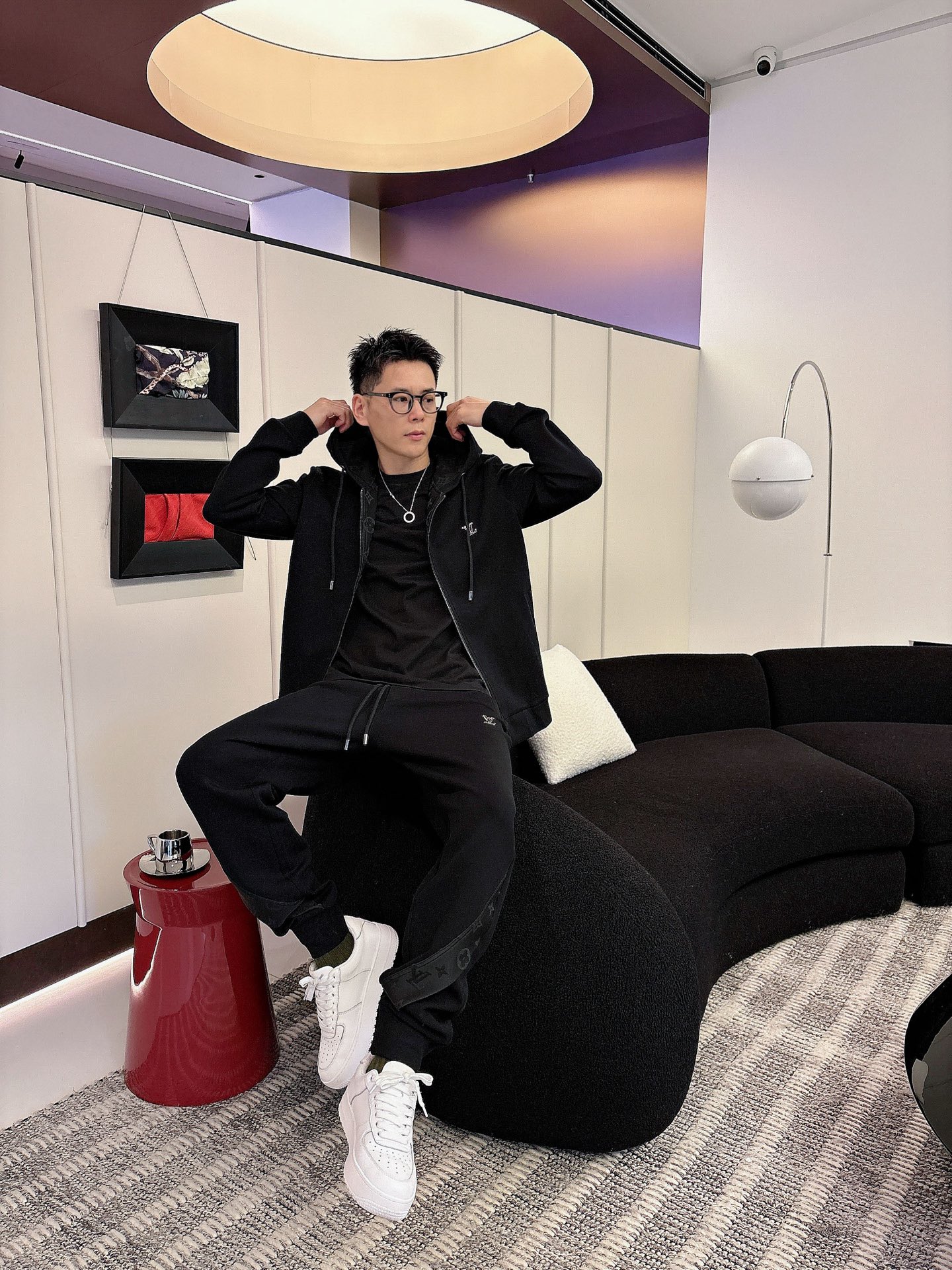 NO:599199,Louis Vuitton LV 2025 new hot-selling cardigan suit. The original product is carefully crafted by top designers. It has a fitting and perfect upper body effect. It is all-natural and high-quality and has a thickened new air layer. It has a close-fitting comfort, noble and elegant!  Original hardware embodies elegance and nobility!  Counter size M-3XL,,louis vuitton,louis vuitton,alexander wang19860909路易威登 LV 2025全新爆款开衫套装 原单狠货倾注顶级设计师的精心之作 就为一个贴合、完美的上身效果 全天然优质加厚新空气层,贴身的舒适感 高贵典雅！原厂五金无不彰显优雅高贵气质！专柜尺码M-3XL,,louis vuitton,louis vuitton,alexander wang,Men's clothing