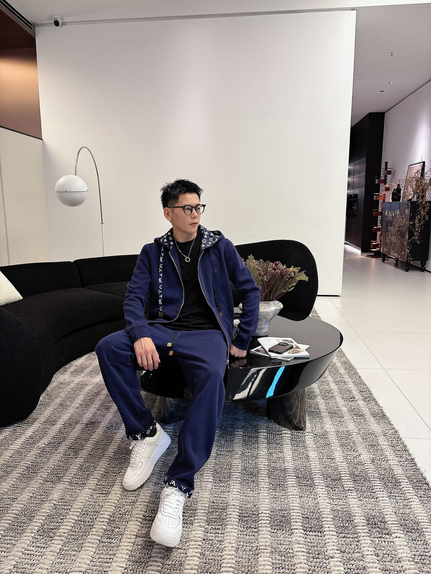 NO:599201,Louis Vuitton LV 2025 new hot-selling cardigan suit. The original product is carefully crafted by top designers. It has a fitting and perfect upper body effect. It is all-natural and high-quality thickened pure cotton. It has a close-fitting comfort, noble and elegant!  Original hardware embodies elegance and nobility!  Counter size M-3XL,,louis vuitton,louis vuitton,alexander wang19860909路易威登 LV 2025全新爆款开衫套装 原单狠货倾注顶级设计师的精心之作 就为一个贴合、完美的上身效果 全天然优质加厚纯棉,贴身的舒适感 高贵典雅！原厂五金无不彰显优雅高贵气质！专柜尺码M-3XL,,louis vuitton,louis vuitton,alexander wang,Men's clothing