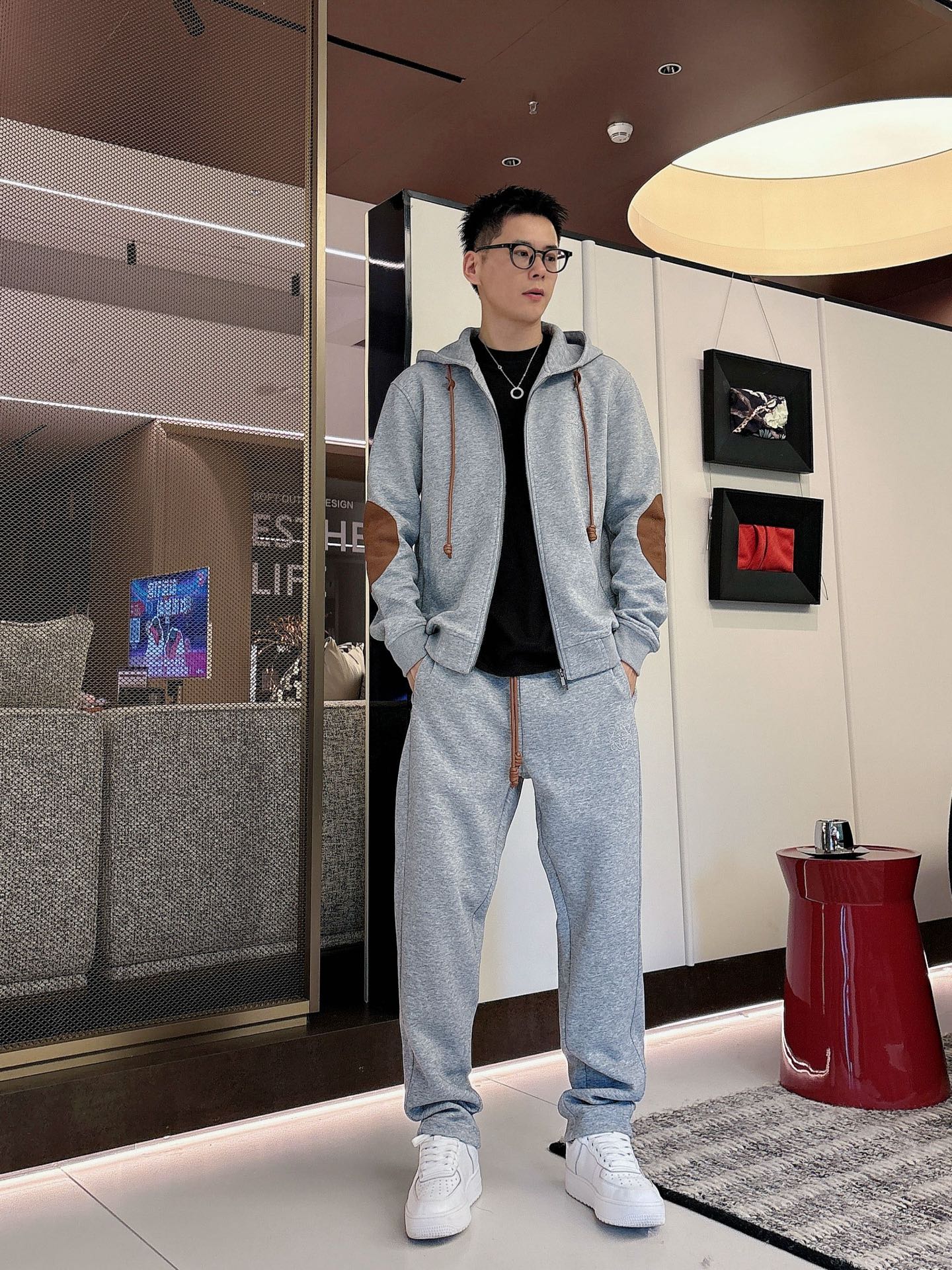 NO:599186,LOEWE 2025 new popular cardigan suit. The original product is carefully crafted by top designers. It has a fitting and perfect upper body effect. It is all-natural and high-quality and has a thickened pure cotton layer, which is comfortable and comfortable next to the body. It is noble and elegant!  Original hardware embodies elegance and nobility!  Counter size M-3XL,,loewe,loewe,alexander wang19860909罗意威 LOEWE 2025全新爆款开衫套装 原单狠货倾注顶级设计师的精心之作 就为一个贴合、完美的上身效果 全天然优质加厚纯棉层,贴身的舒适感 高贵典雅！原厂五金无不彰显优雅高贵气质！专柜尺码M-3XL,,loewe,loewe,alexander wang,Men's clothing