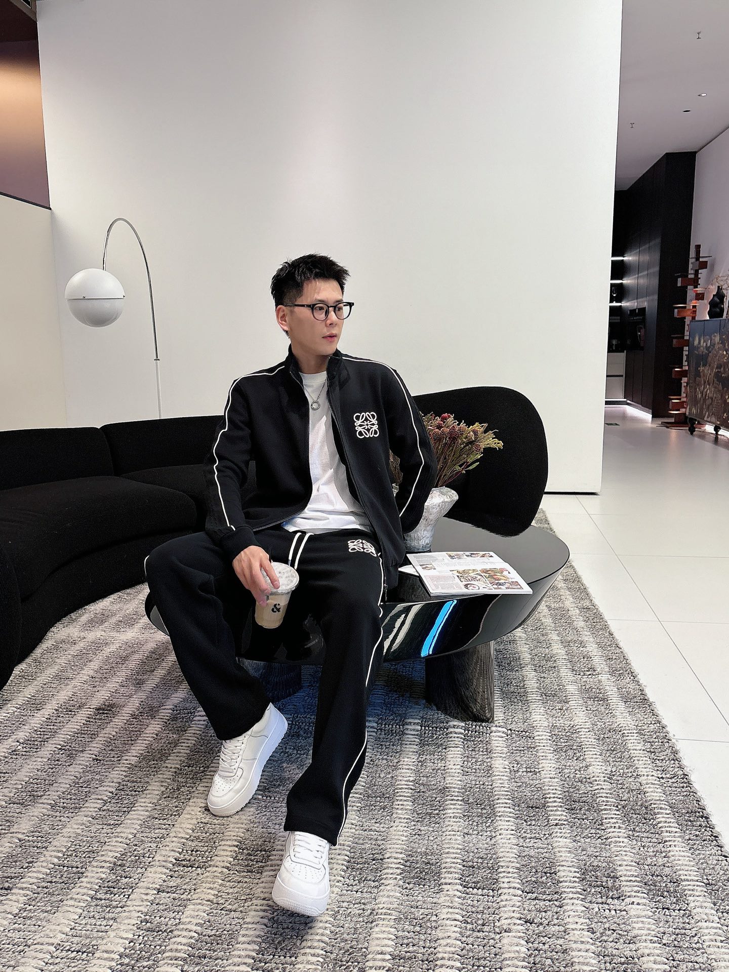 NO:599209,LOEWE 2025 new popular cardigan suit. The original product is carefully crafted by top designers. It has a fitting and perfect upper body effect. It is all-natural and high-quality and has a thickened new air layer. It has a close-fitting comfort, noble and elegant!  Original hardware embodies elegance and nobility!  Counter size M-3XL,,loewe,loewe,alexander wang19860909罗意威 LOEWE 2025全新爆款开衫套装 原单狠货倾注顶级设计师的精心之作 就为一个贴合、完美的上身效果 全天然优质加厚新空气层,贴身的舒适感 高贵典雅！原厂五金无不彰显优雅高贵气质！专柜尺码M-3XL,,loewe,loewe,alexander wang,Men's clothing