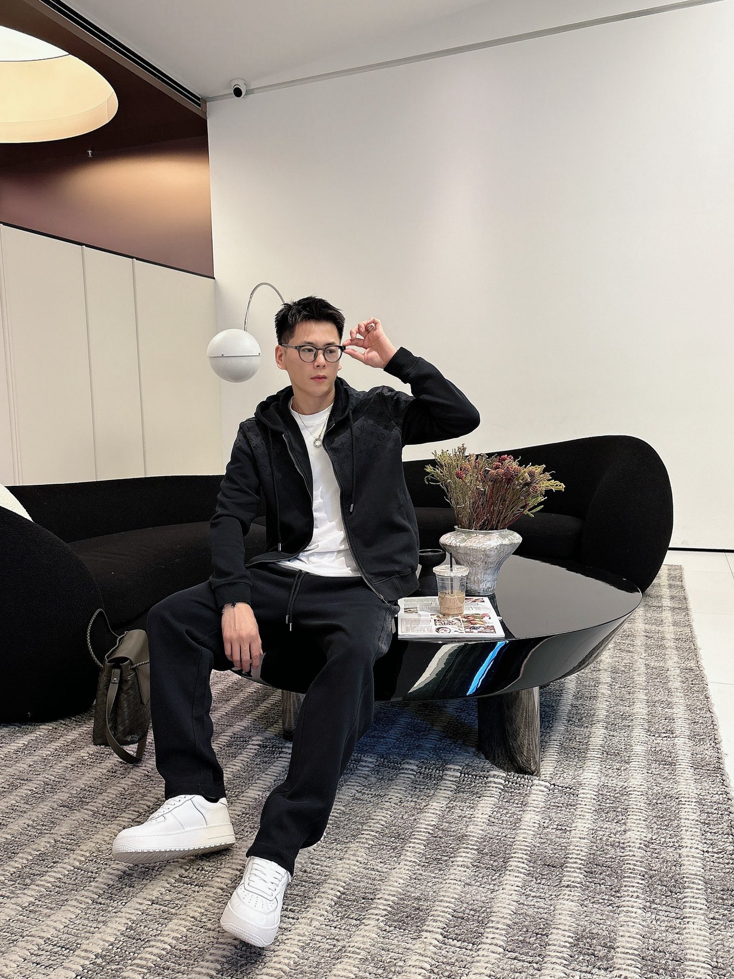 NO:599206,Louis Vuitton LV 2025 new hot-selling cardigan suit. The original product is carefully crafted by top designers. It has a fitting and perfect upper body effect. It is all-natural and high-quality thickened pure cotton. It has a close-fitting comfort, noble and elegant!  Original hardware embodies elegance and nobility!  Counter size M-3XL,,louis vuitton,louis vuitton,alexander wang19860909路易威登 LV 2025全新爆款开衫套装 原单狠货倾注顶级设计师的精心之作 就为一个贴合、完美的上身效果 全天然优质加厚纯棉,贴身的舒适感 高贵典雅！原厂五金无不彰显优雅高贵气质！专柜尺码M-3XL,,louis vuitton,louis vuitton,alexander wang,Men's clothing